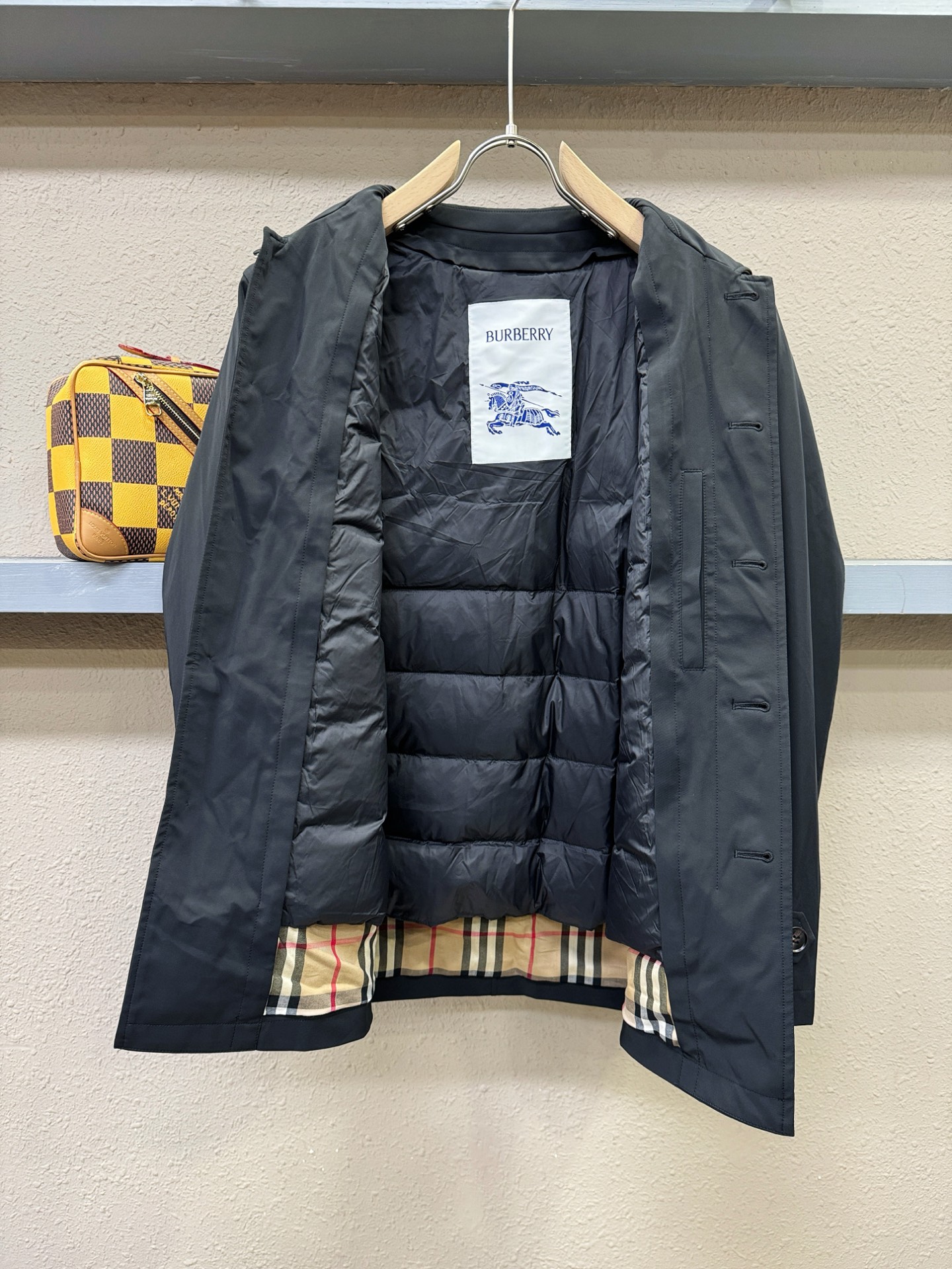 BURBERRY巴宝莉 2025新款羽绒服，秀场新品，品相非常完美，专柜高科技防水面料，内里90%白鹅绒