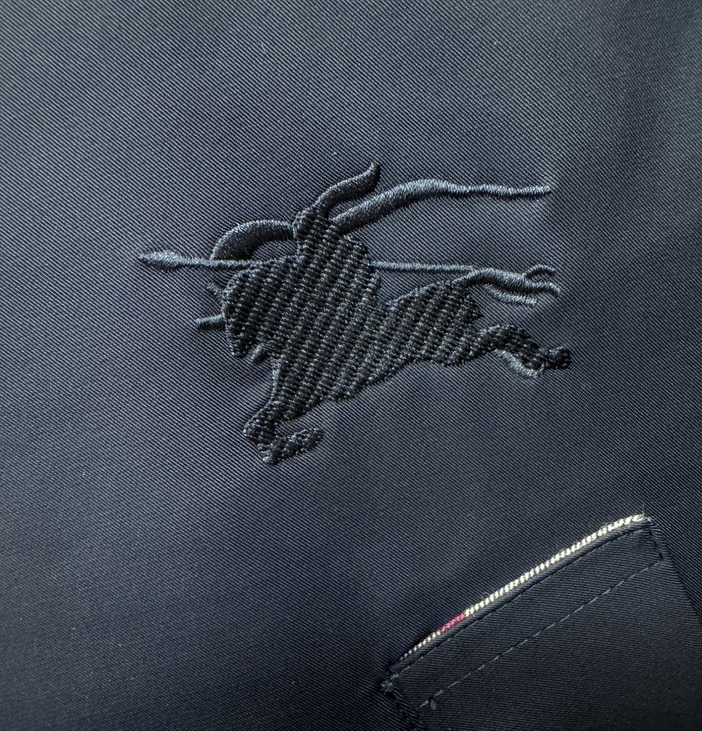 BURBERRY巴宝莉 2025新款羽绒服，秀场新品，品相非常完美，专柜高科技防水面料，内里90%白鹅绒