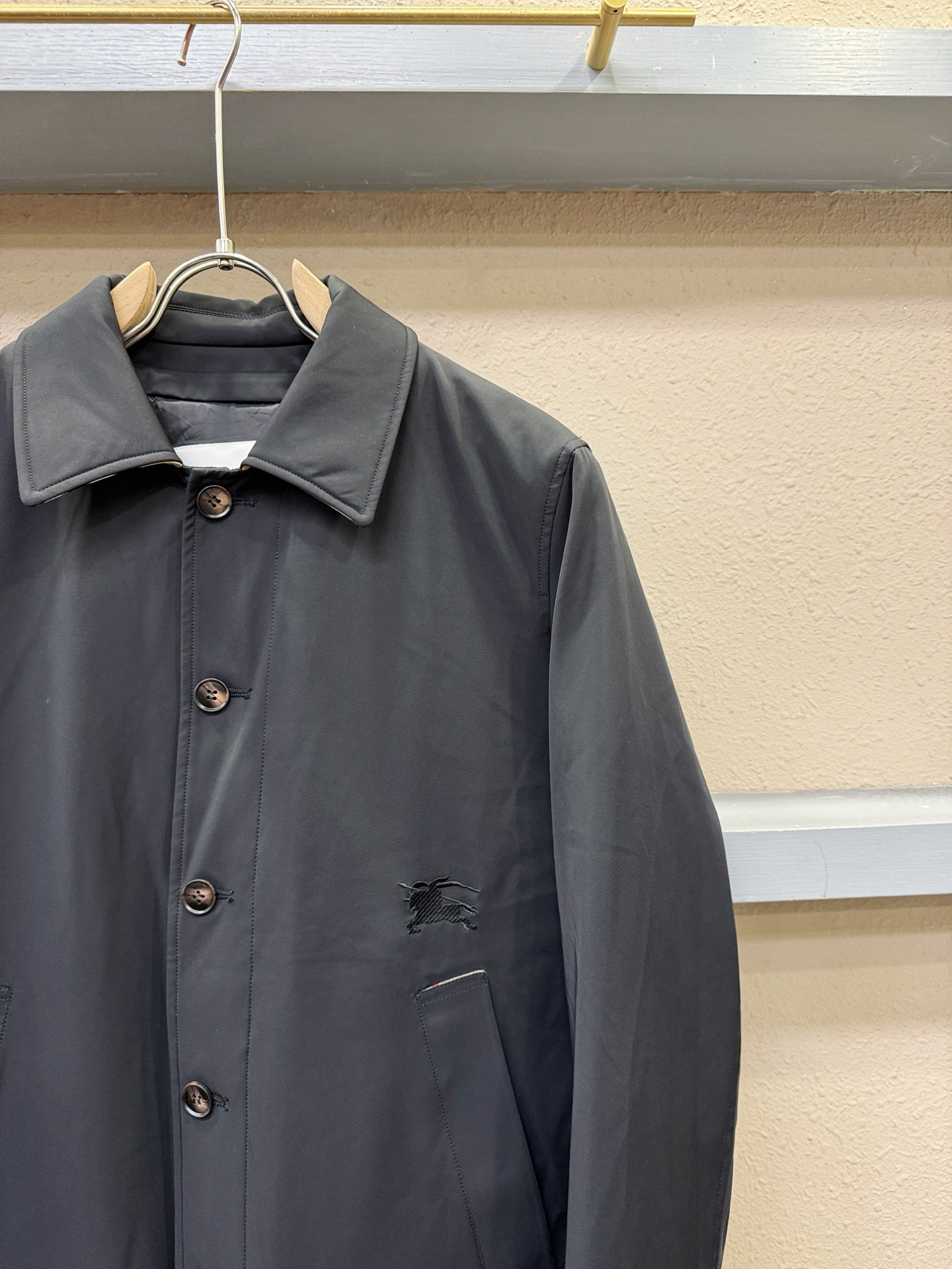 BURBERRY巴宝莉 2025新款羽绒服，秀场新品，品相非常完美，专柜高科技防水面料，内里90%白鹅绒