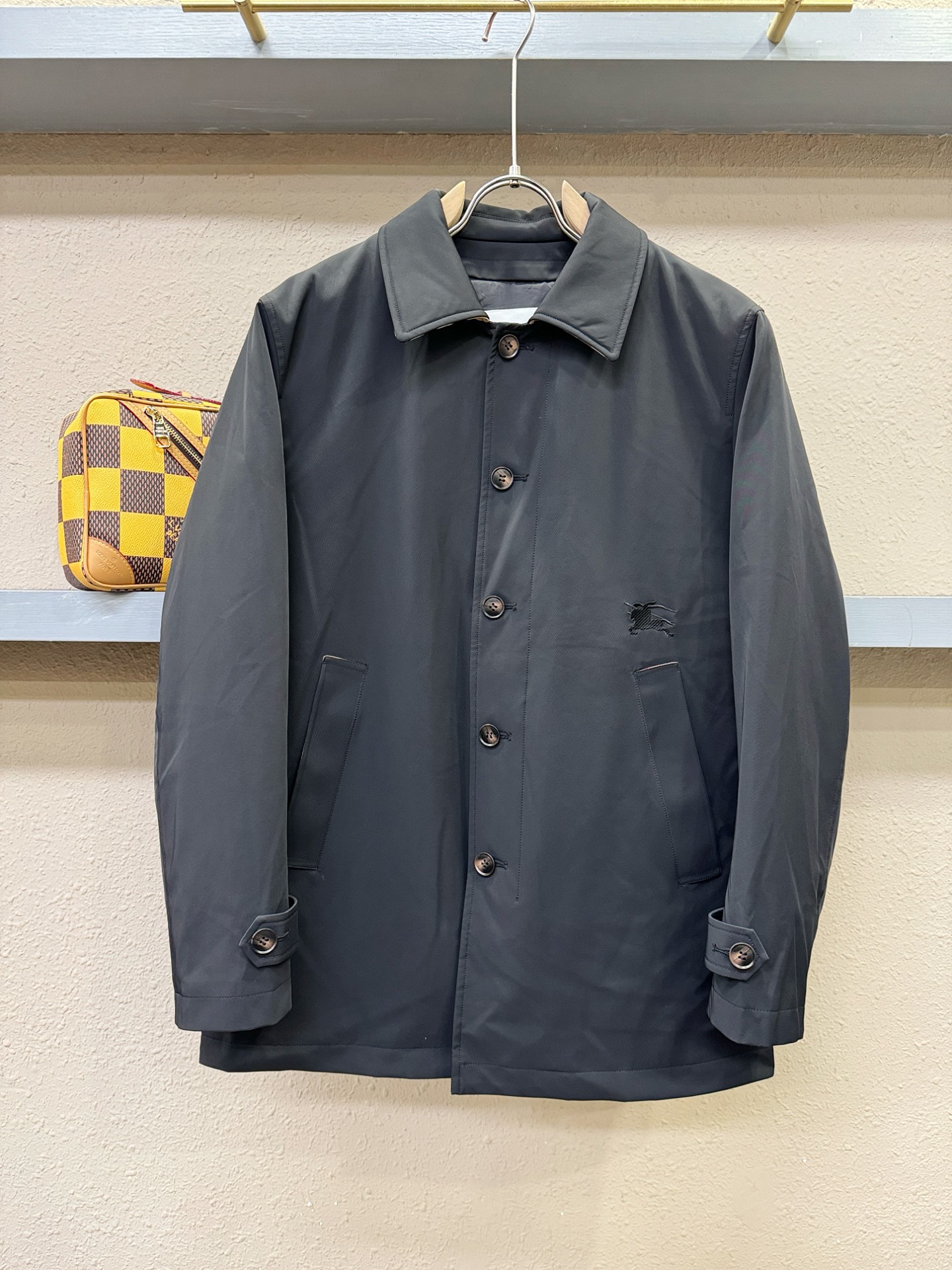 BURBERRY巴宝莉 2025新款羽绒服，秀场新品，品相非常完美，专柜高科技防水面料，内里90%白鹅绒