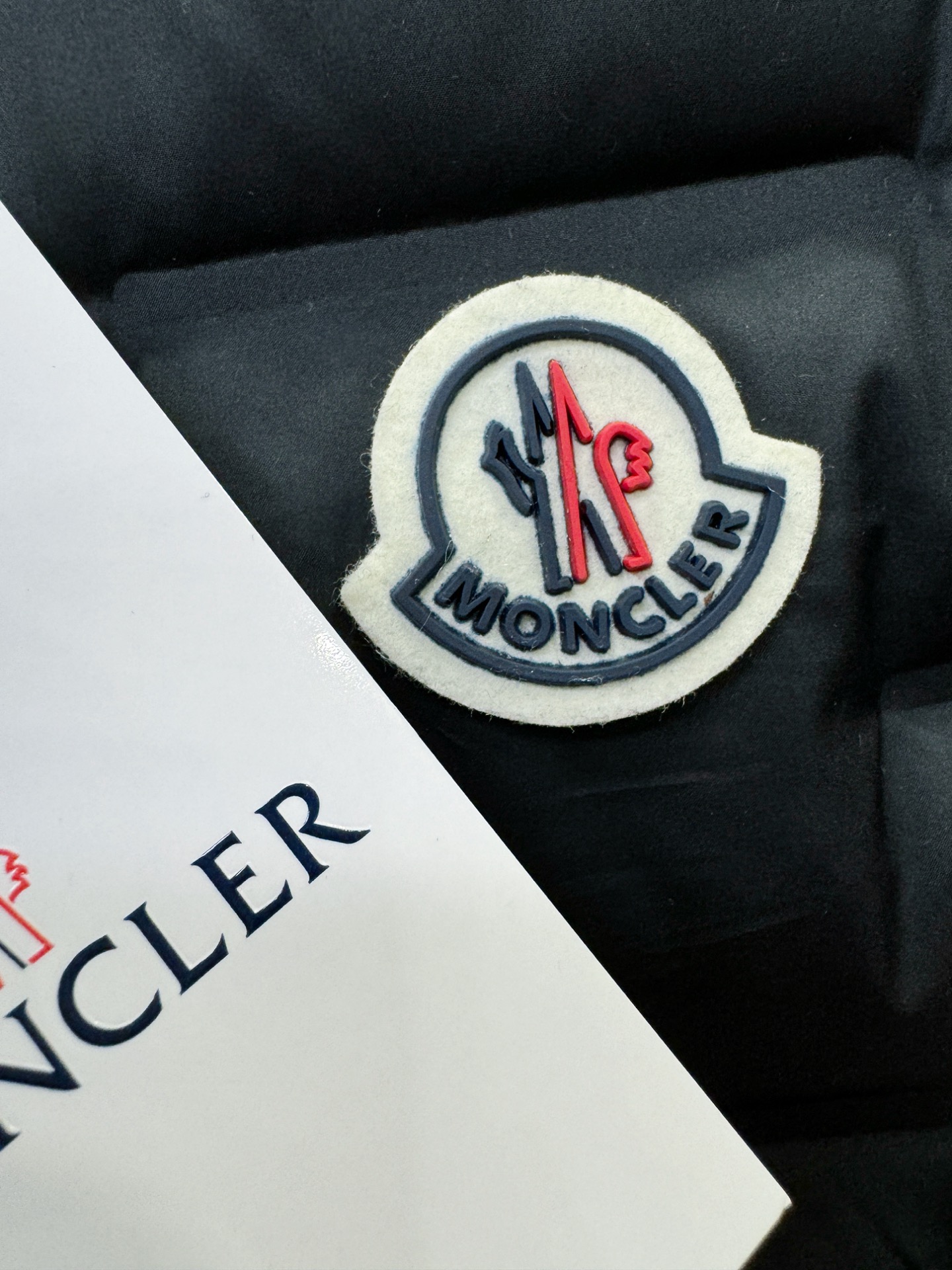 羽绒服Moncler蒙口 2025新款羽绒服秀场新品，品相非常完美，专柜高科技防水面料，白鸭绒填充，舒适