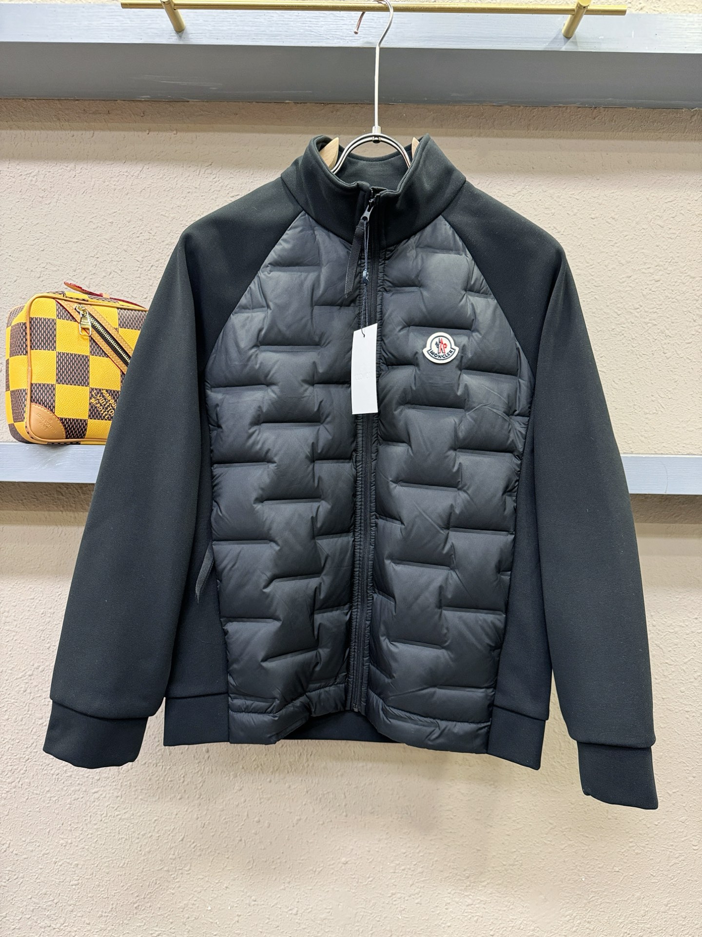 羽绒服Moncler蒙口 2025新款羽绒服秀场新品，品相非常完美，专柜高科技防水面料，白鸭绒填充，舒适