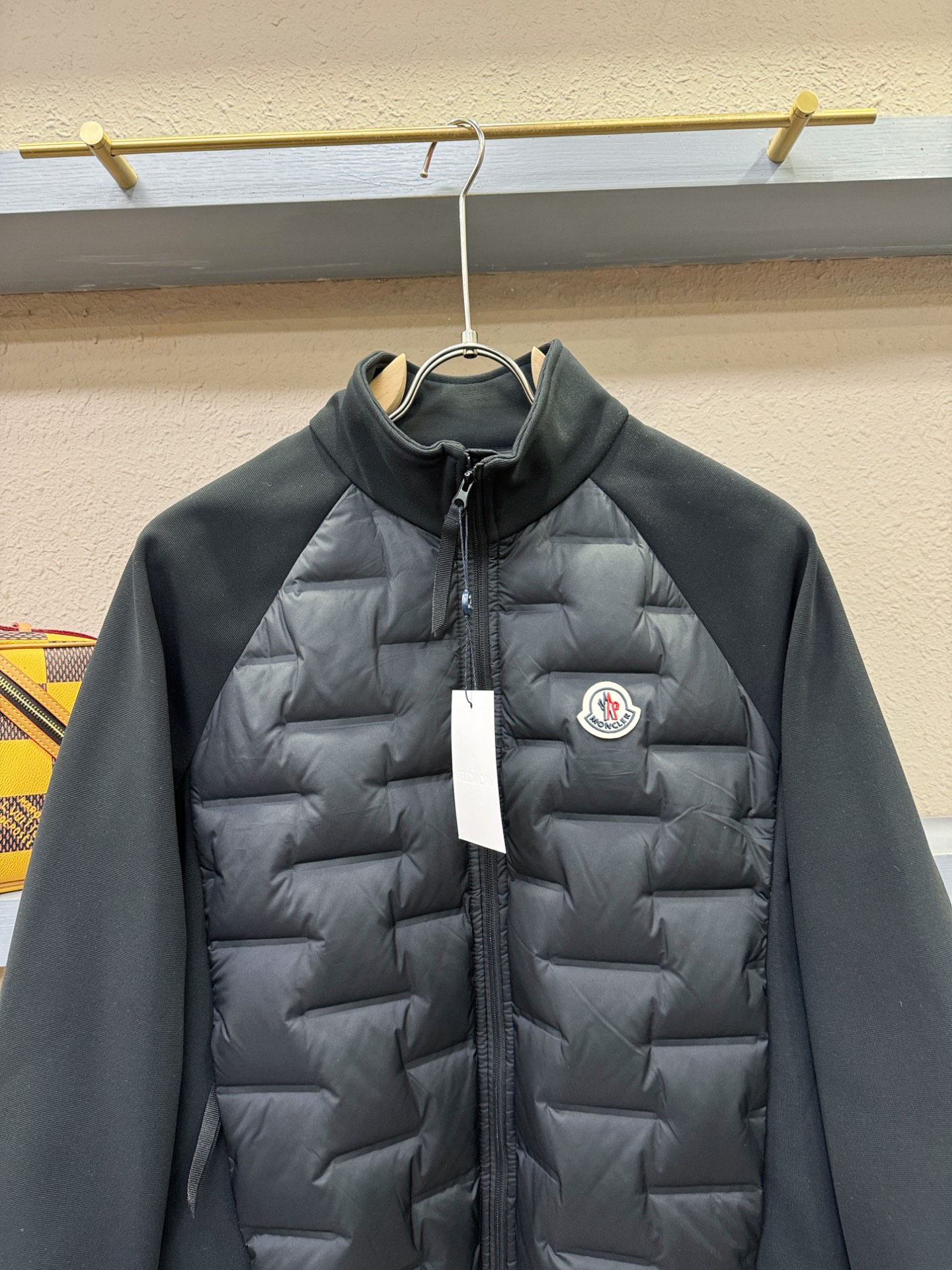 羽绒服Moncler蒙口 2025新款羽绒服秀场新品，品相非常完美，专柜高科技防水面料，白鸭绒填充，舒适