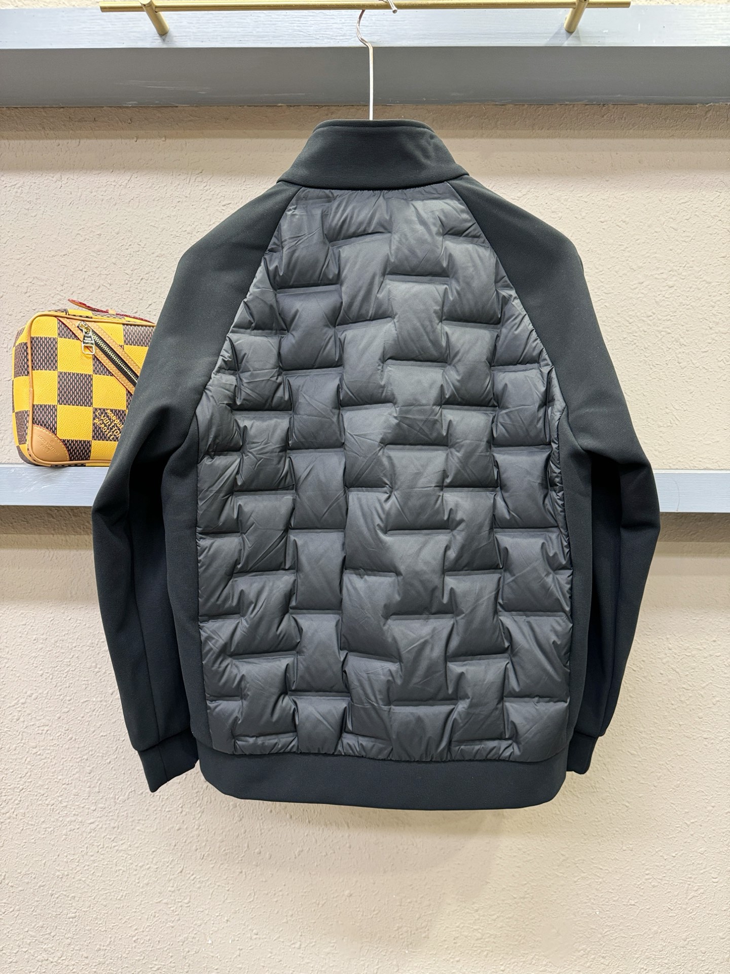 羽绒服Moncler蒙口 2025新款羽绒服秀场新品，品相非常完美，专柜高科技防水面料，白鸭绒填充，舒适