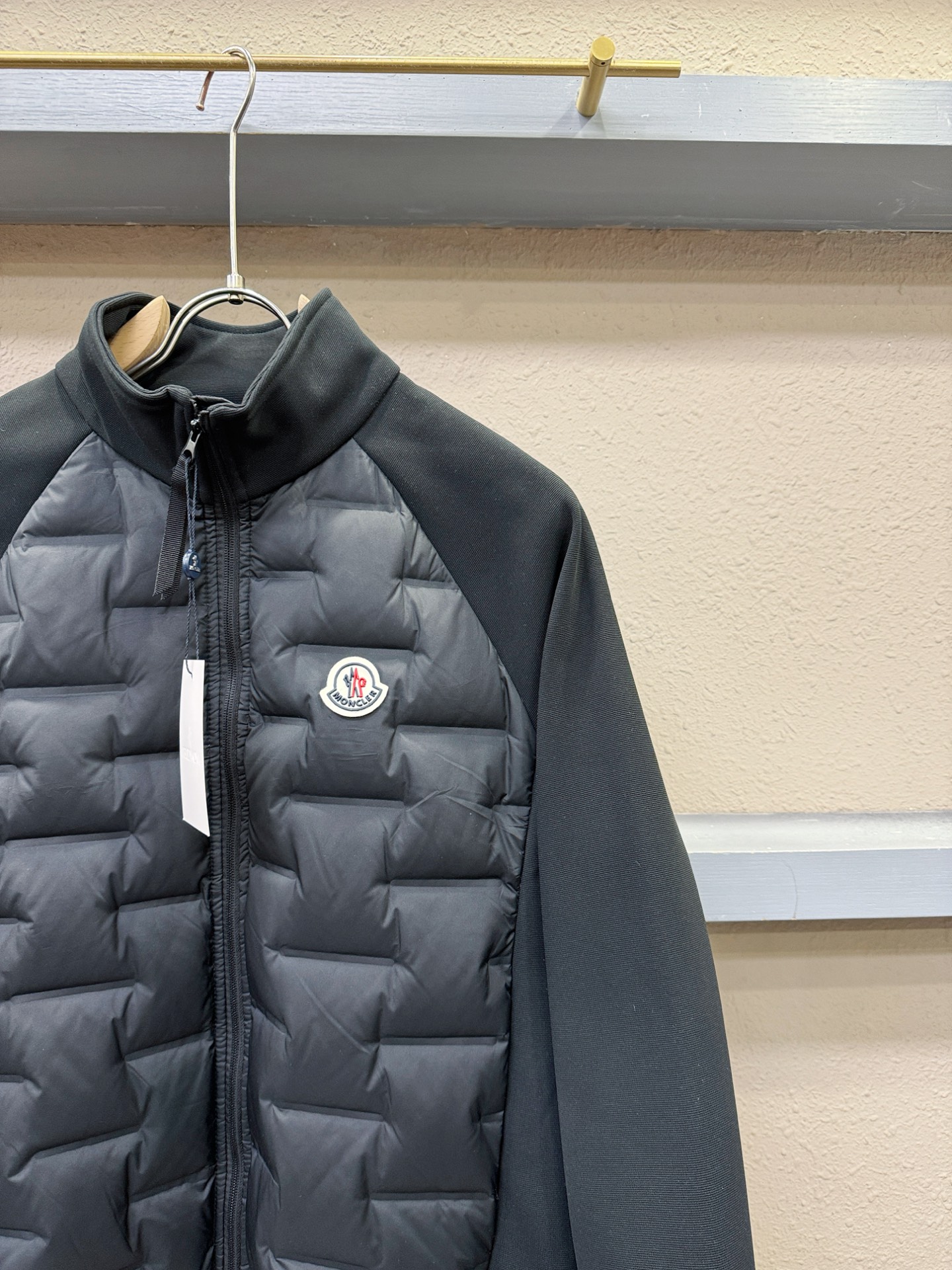 羽绒服Moncler蒙口 2025新款羽绒服秀场新品，品相非常完美，专柜高科技防水面料，白鸭绒填充，舒适