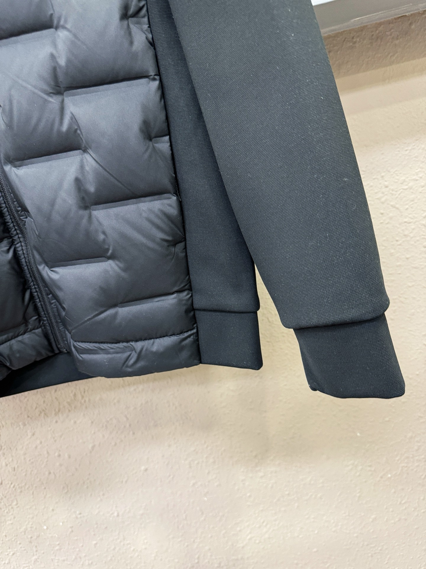 羽绒服Moncler蒙口 2025新款羽绒服秀场新品，品相非常完美，专柜高科技防水面料，白鸭绒填充，舒适