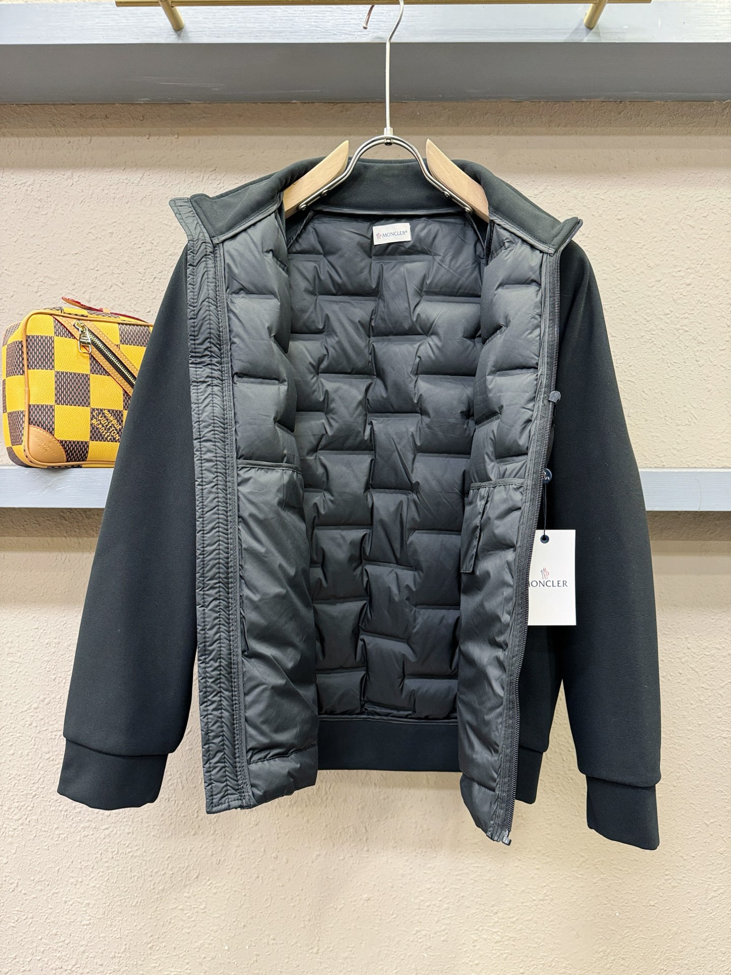 羽绒服Moncler蒙口 2025新款羽绒服秀场新品，品相非常完美，专柜高科技防水面料，白鸭绒填充，舒适