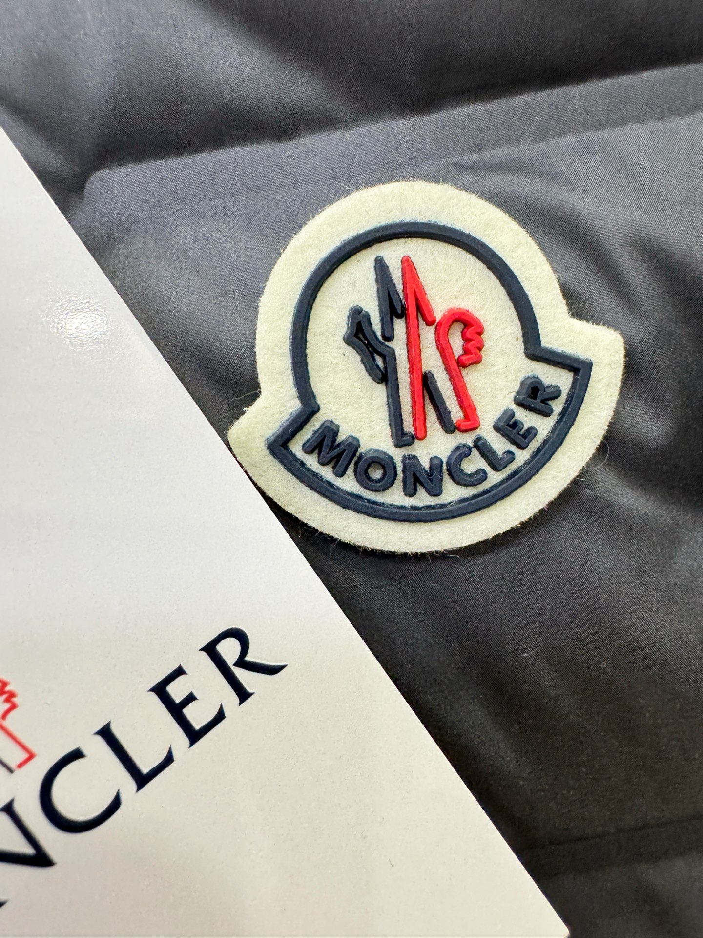 羽绒服Moncler蒙口 2025新款羽绒服秀场新品，品相非常完美，专柜高科技防水面料，白鸭绒填充，舒适