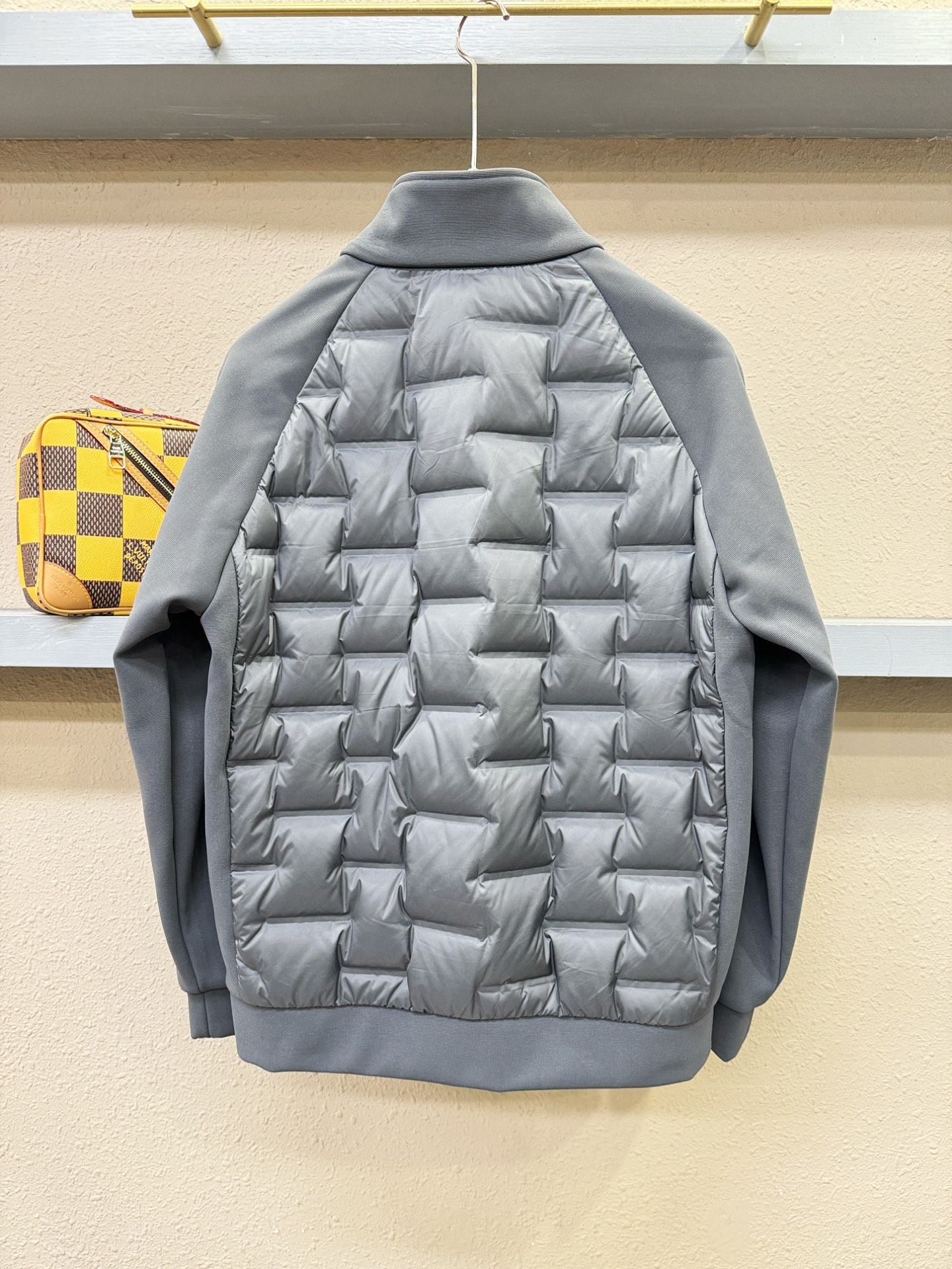 羽绒服Moncler蒙口 2025新款羽绒服秀场新品，品相非常完美，专柜高科技防水面料，白鸭绒填充，舒适