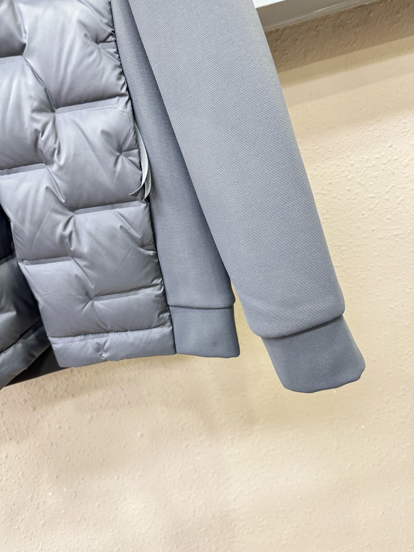 羽绒服Moncler蒙口 2025新款羽绒服秀场新品，品相非常完美，专柜高科技防水面料，白鸭绒填充，舒适