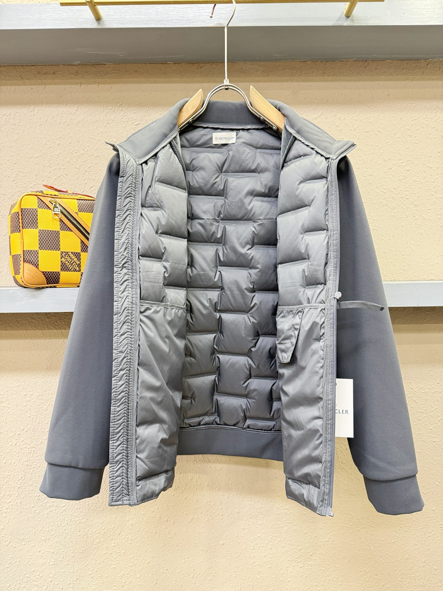 羽绒服Moncler蒙口 2025新款羽绒服秀场新品，品相非常完美，专柜高科技防水面料，白鸭绒填充，舒适