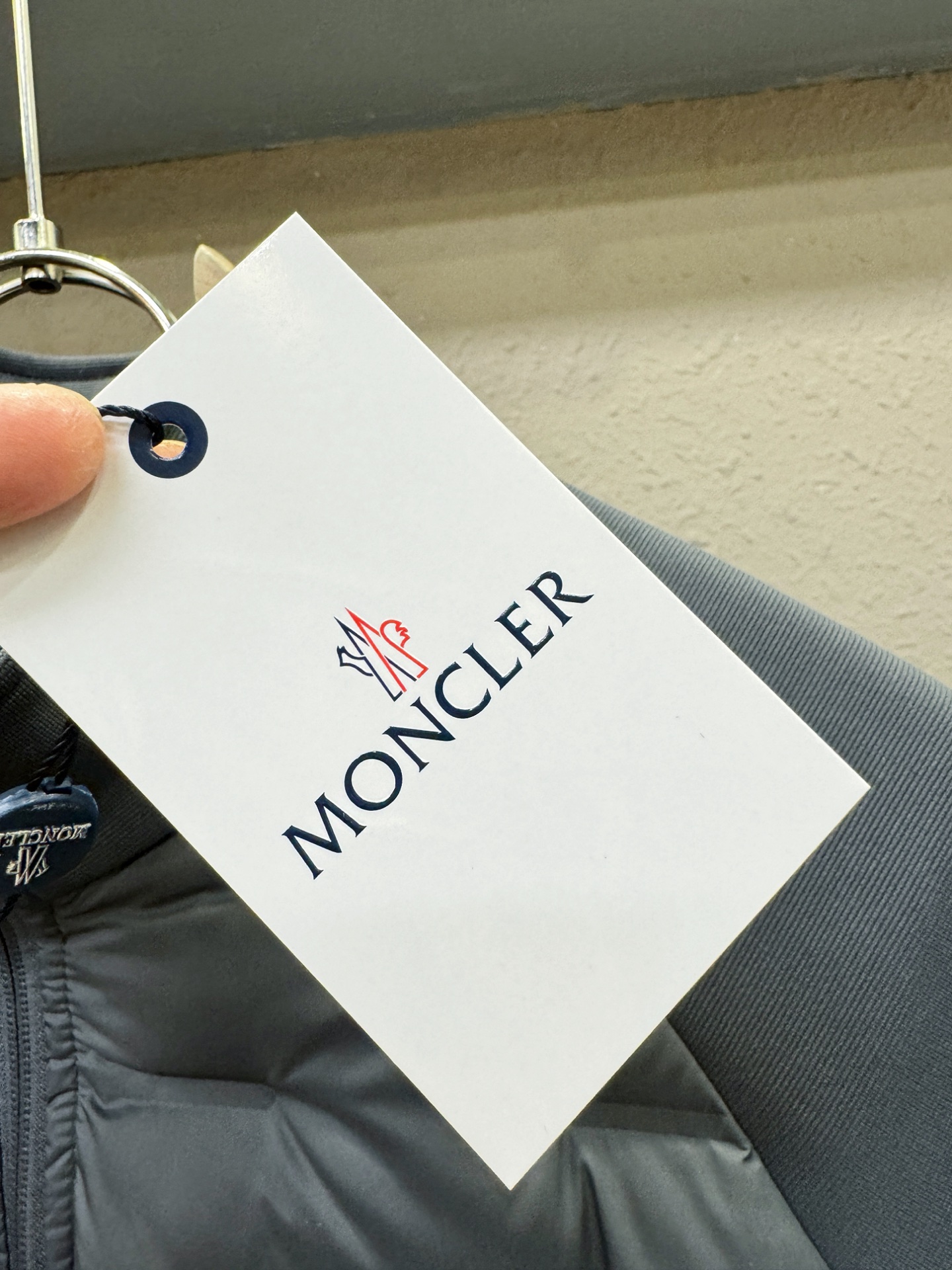 羽绒服Moncler蒙口 2025新款羽绒服秀场新品，品相非常完美，专柜高科技防水面料，白鸭绒填充，舒适