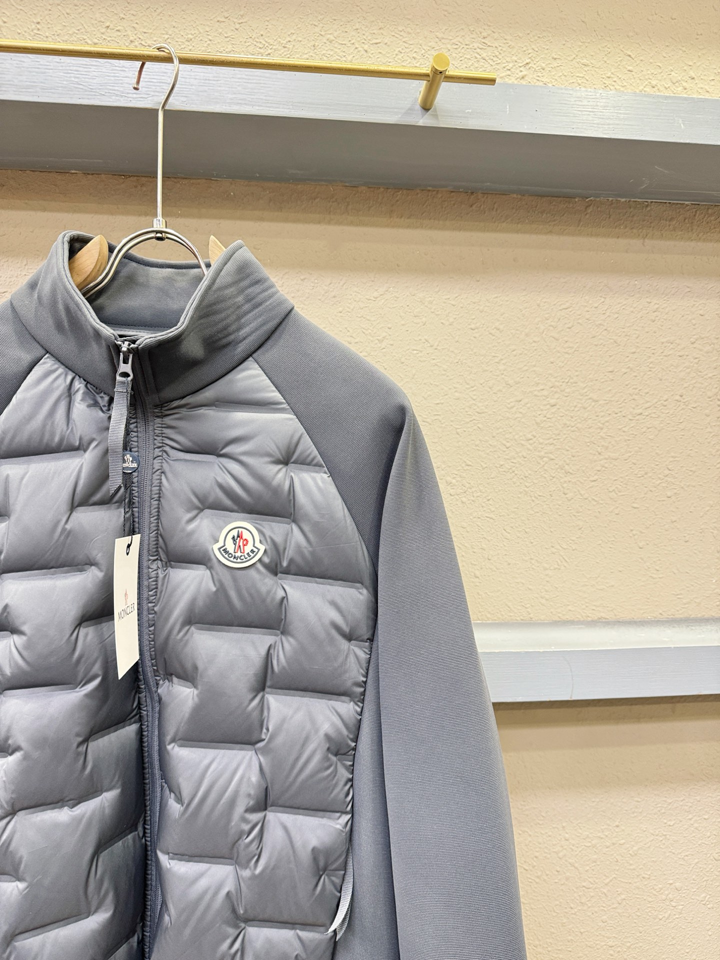 羽绒服Moncler蒙口 2025新款羽绒服秀场新品，品相非常完美，专柜高科技防水面料，白鸭绒填充，舒适