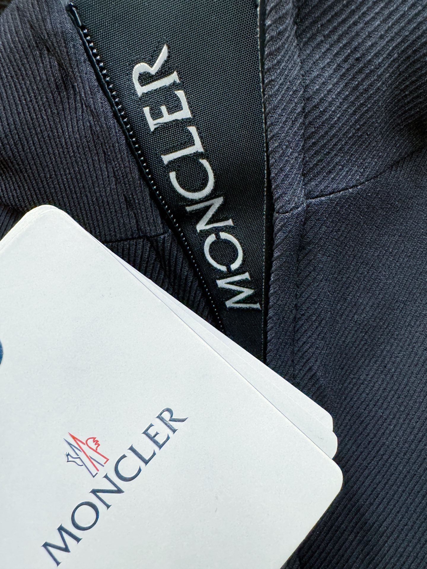 Moncler蒙口 2025新款羽绒服，秀场新品，品相非常完美，专柜高科技防水面料，内里90%白鹅绒填充