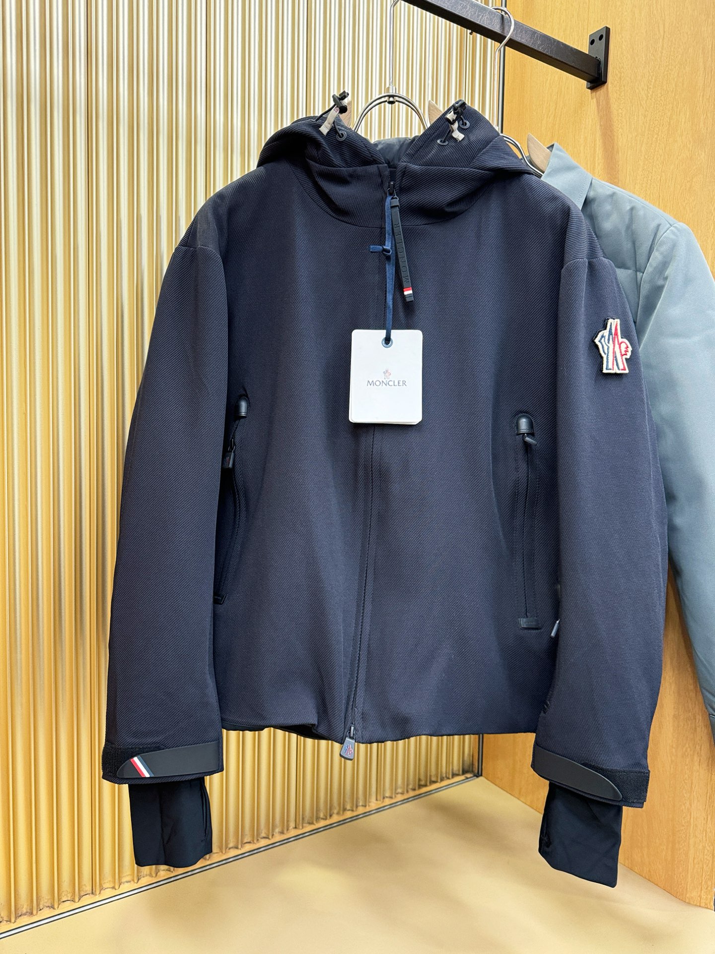 Moncler蒙口 2025新款羽绒服，秀场新品，品相非常完美，专柜高科技防水面料，内里90%白鹅绒填充