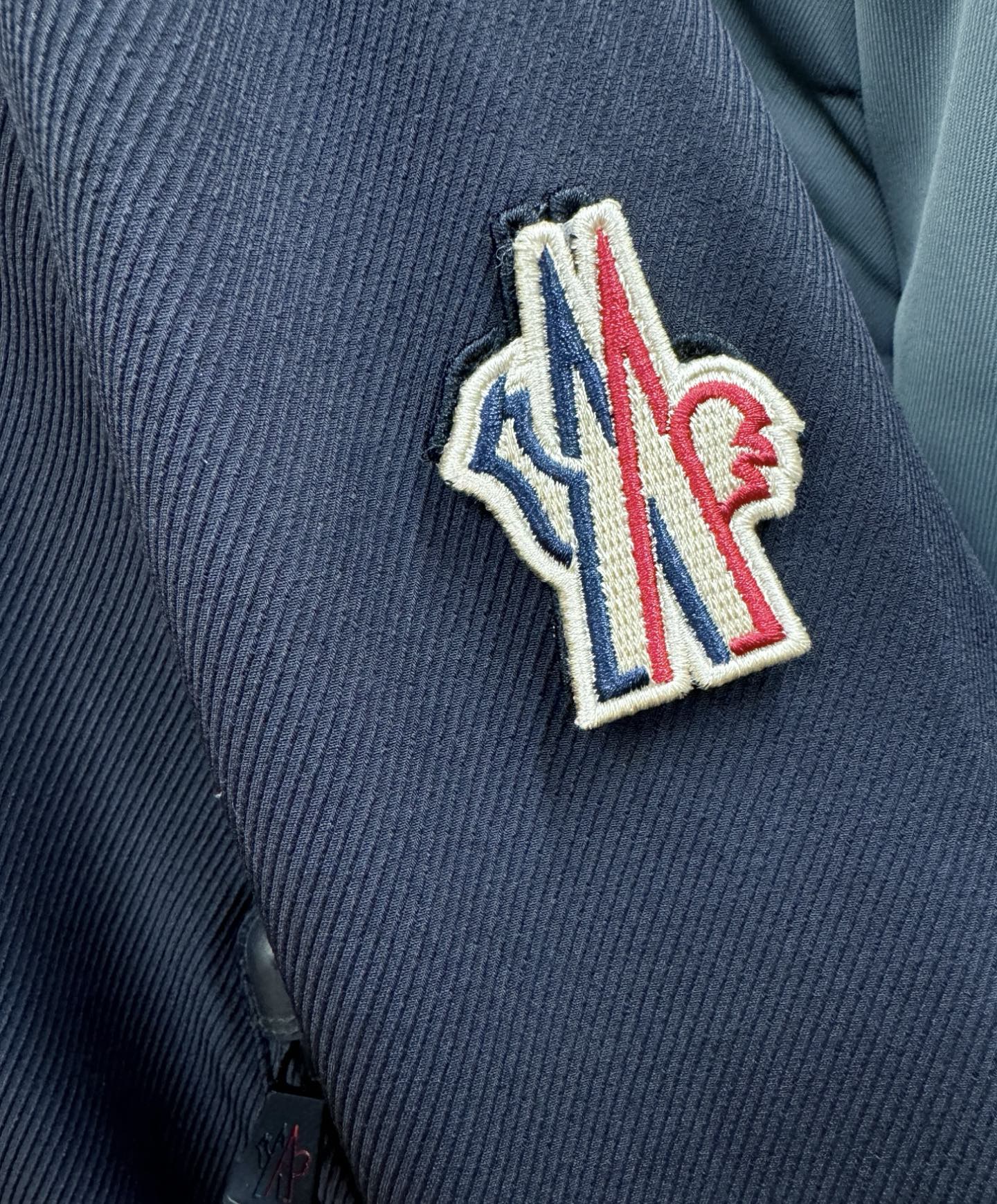 Moncler蒙口 2025新款羽绒服，秀场新品，品相非常完美，专柜高科技防水面料，内里90%白鹅绒填充