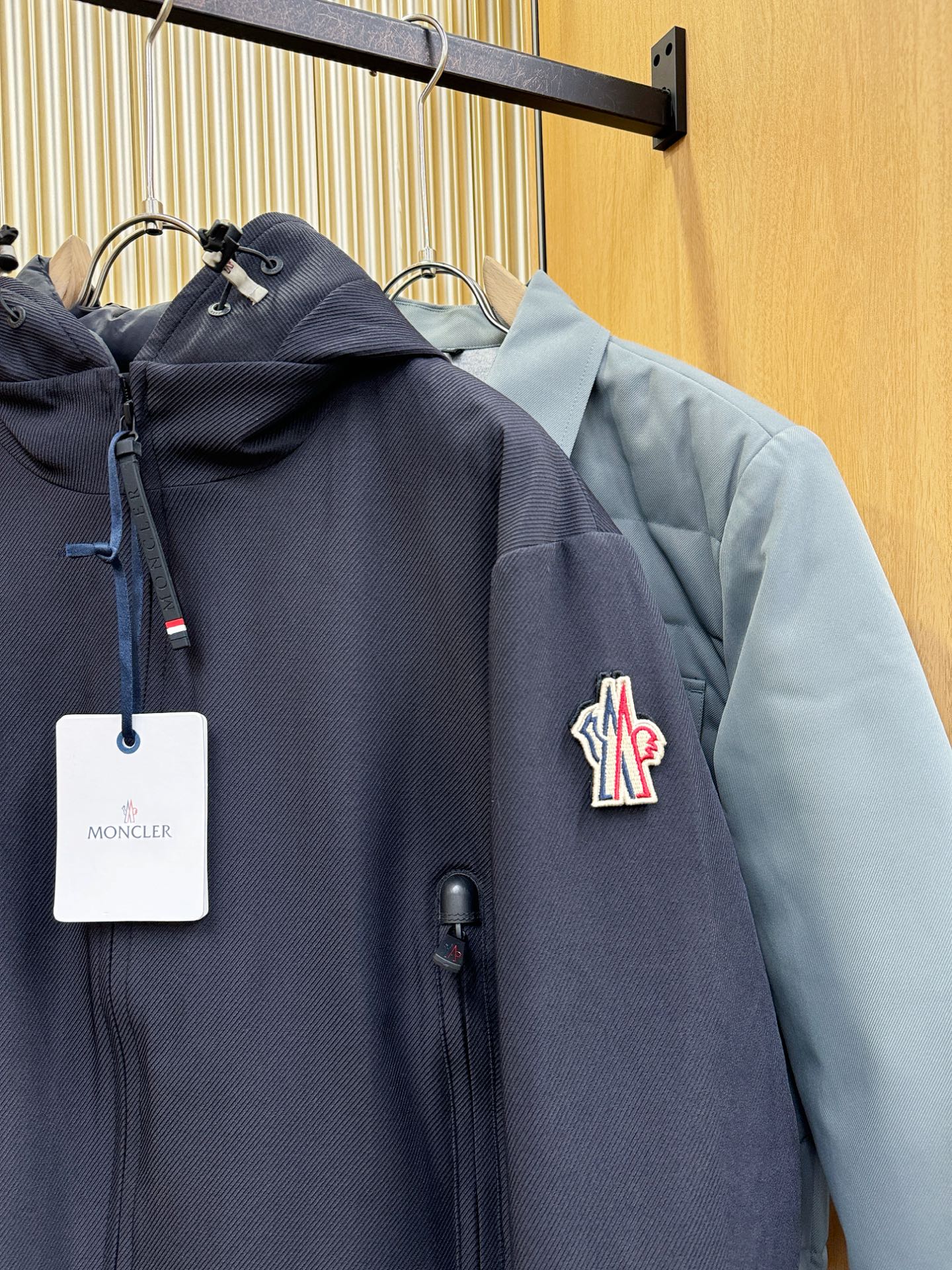 Moncler蒙口 2025新款羽绒服，秀场新品，品相非常完美，专柜高科技防水面料，内里90%白鹅绒填充