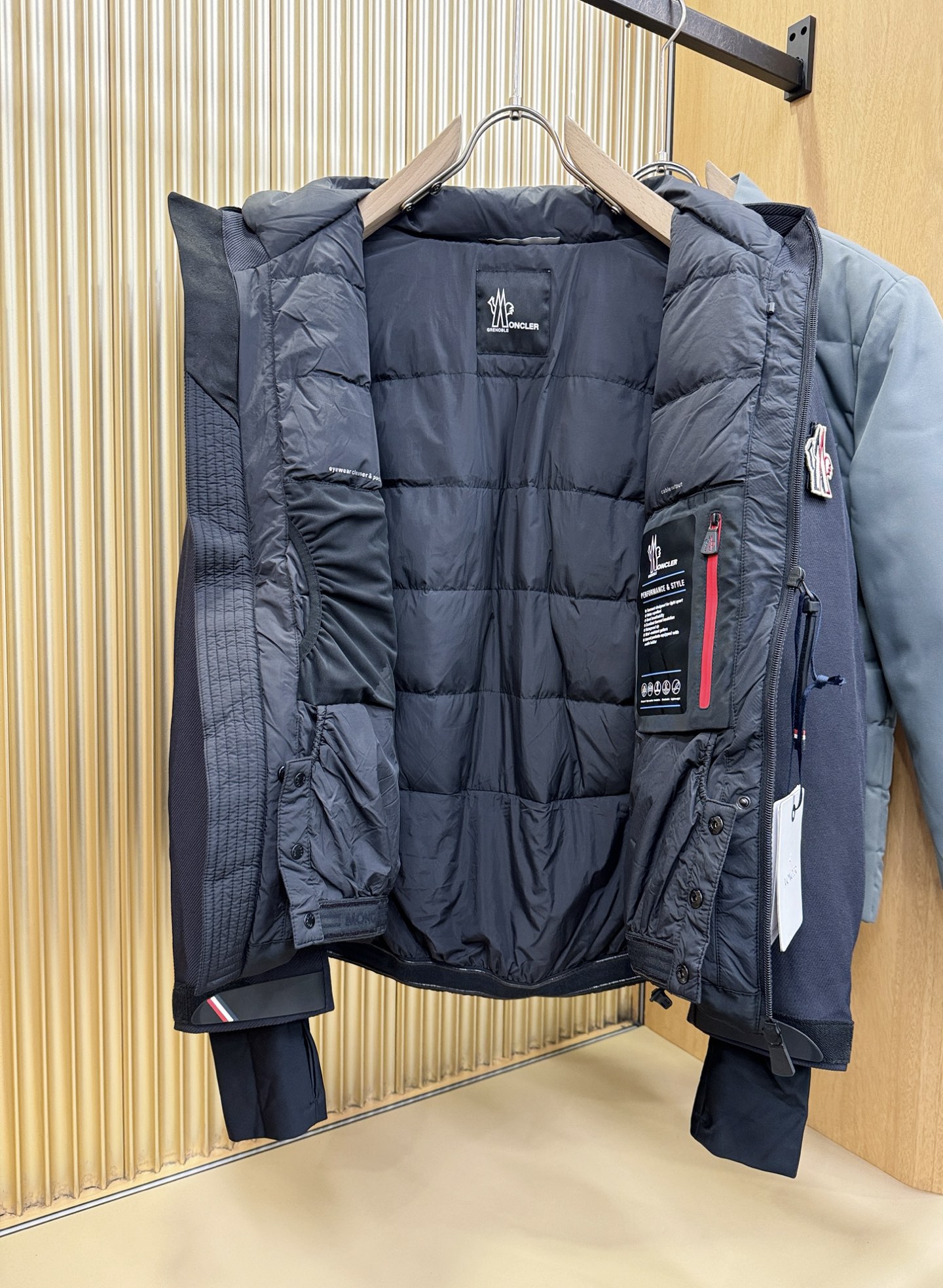 Moncler蒙口 2025新款羽绒服，秀场新品，品相非常完美，专柜高科技防水面料，内里90%白鹅绒填充