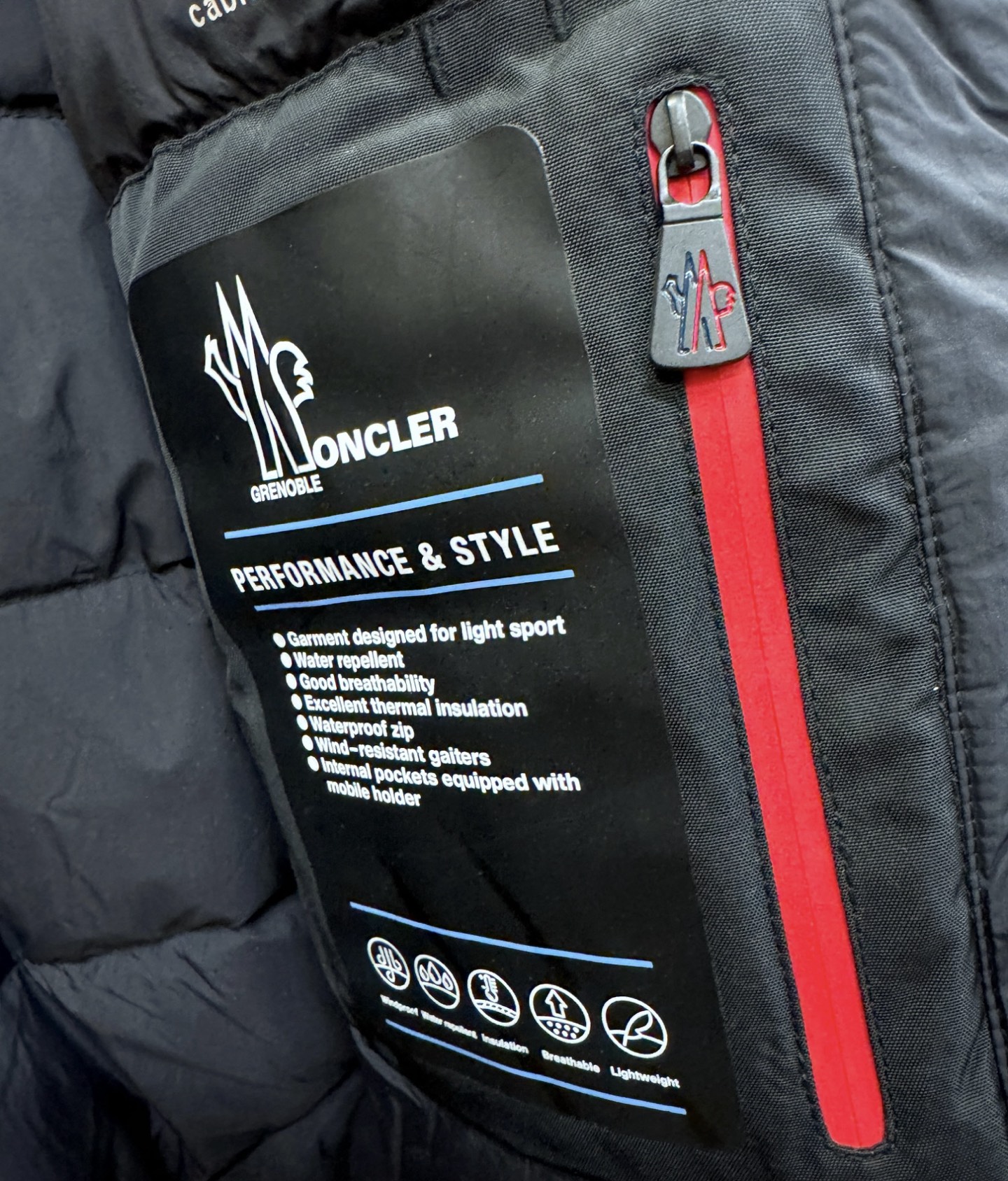 Moncler蒙口 2025新款羽绒服，秀场新品，品相非常完美，专柜高科技防水面料，内里90%白鹅绒填充