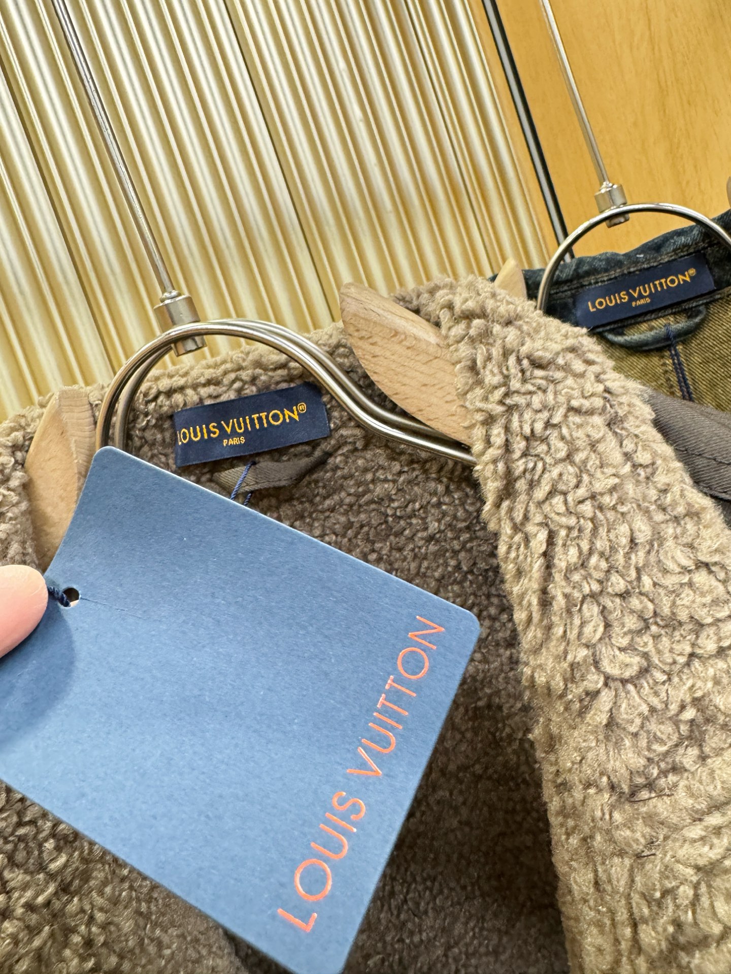 LV路易威登2025新款外套，秀场新品，加绒加厚，品相非常完美，专柜高科技防水面料，内里舒适保暖，色泽饱