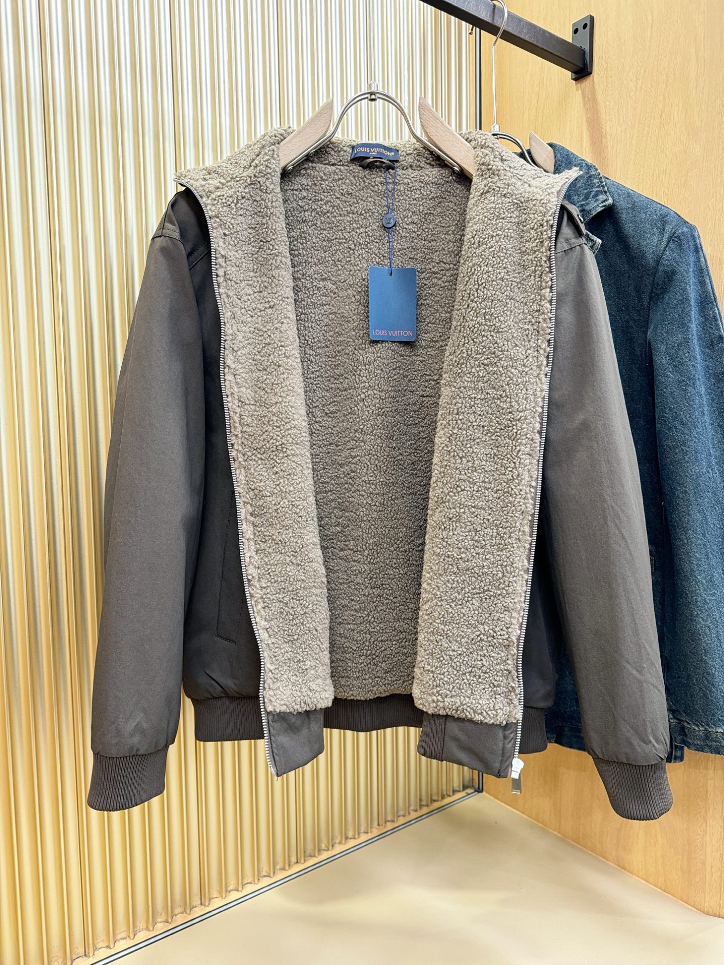 LV路易威登2025新款外套，秀场新品，加绒加厚，品相非常完美，专柜高科技防水面料，内里舒适保暖，色泽饱