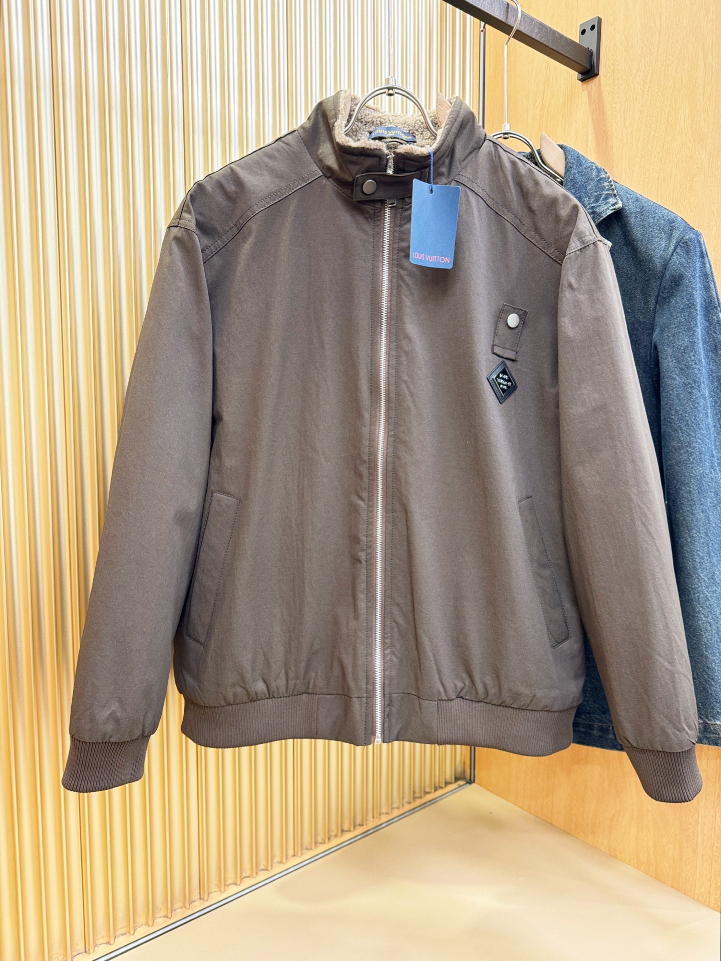 LV路易威登2025新款外套，秀场新品，加绒加厚，品相非常完美，专柜高科技防水面料，内里舒适保暖，色泽饱