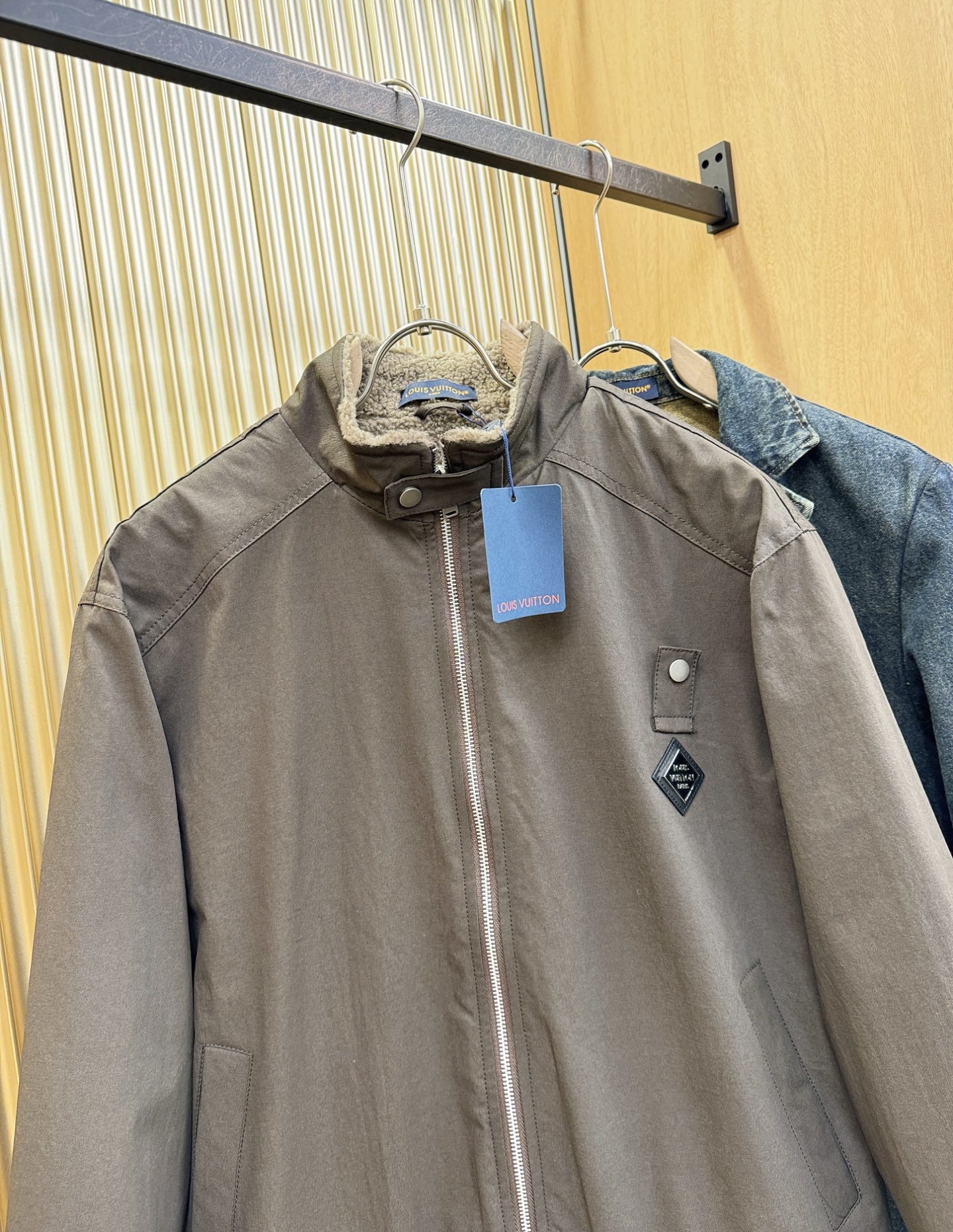 LV路易威登2025新款外套，秀场新品，加绒加厚，品相非常完美，专柜高科技防水面料，内里舒适保暖，色泽饱
