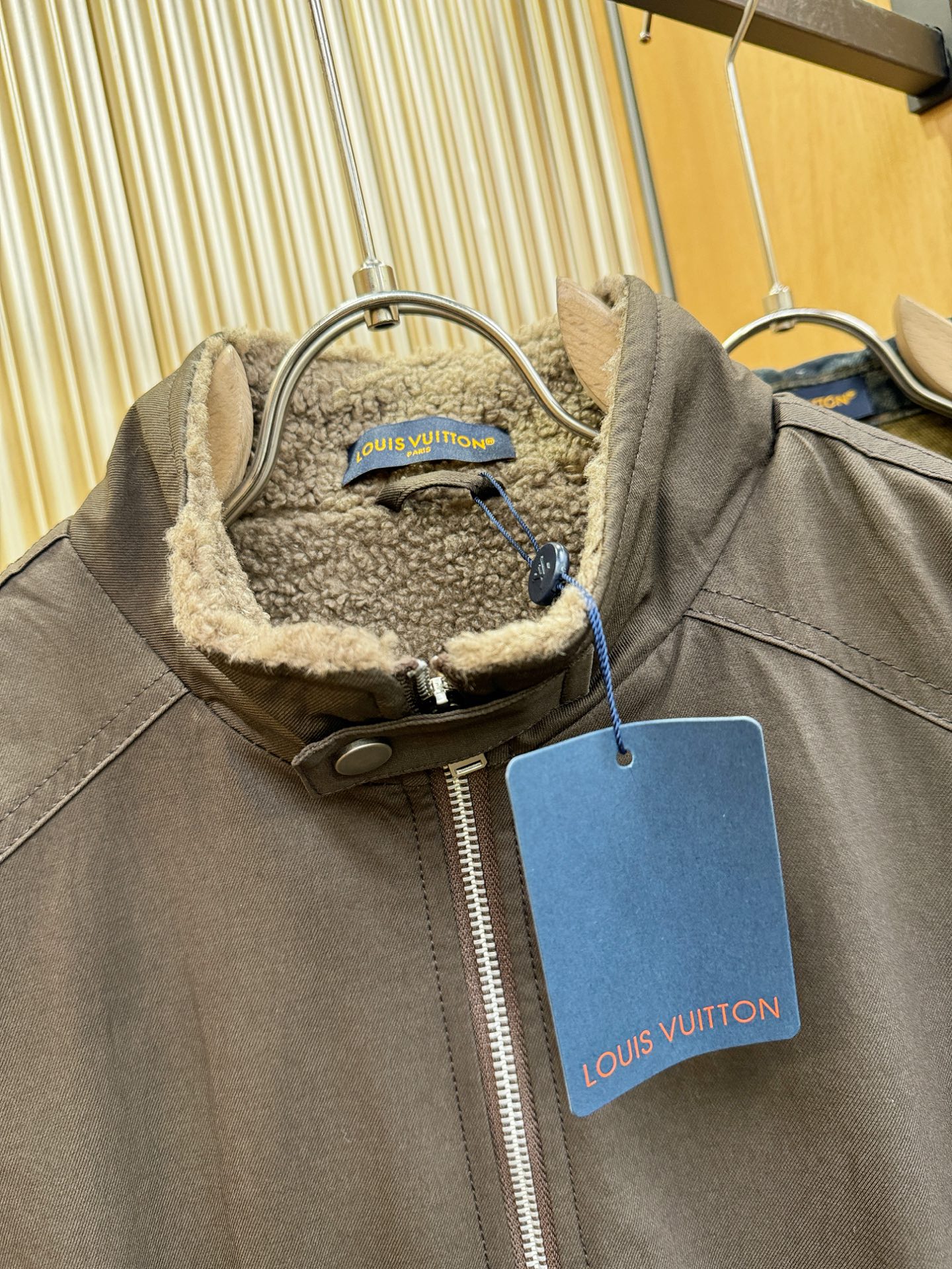 LV路易威登2025新款外套，秀场新品，加绒加厚，品相非常完美，专柜高科技防水面料，内里舒适保暖，色泽饱