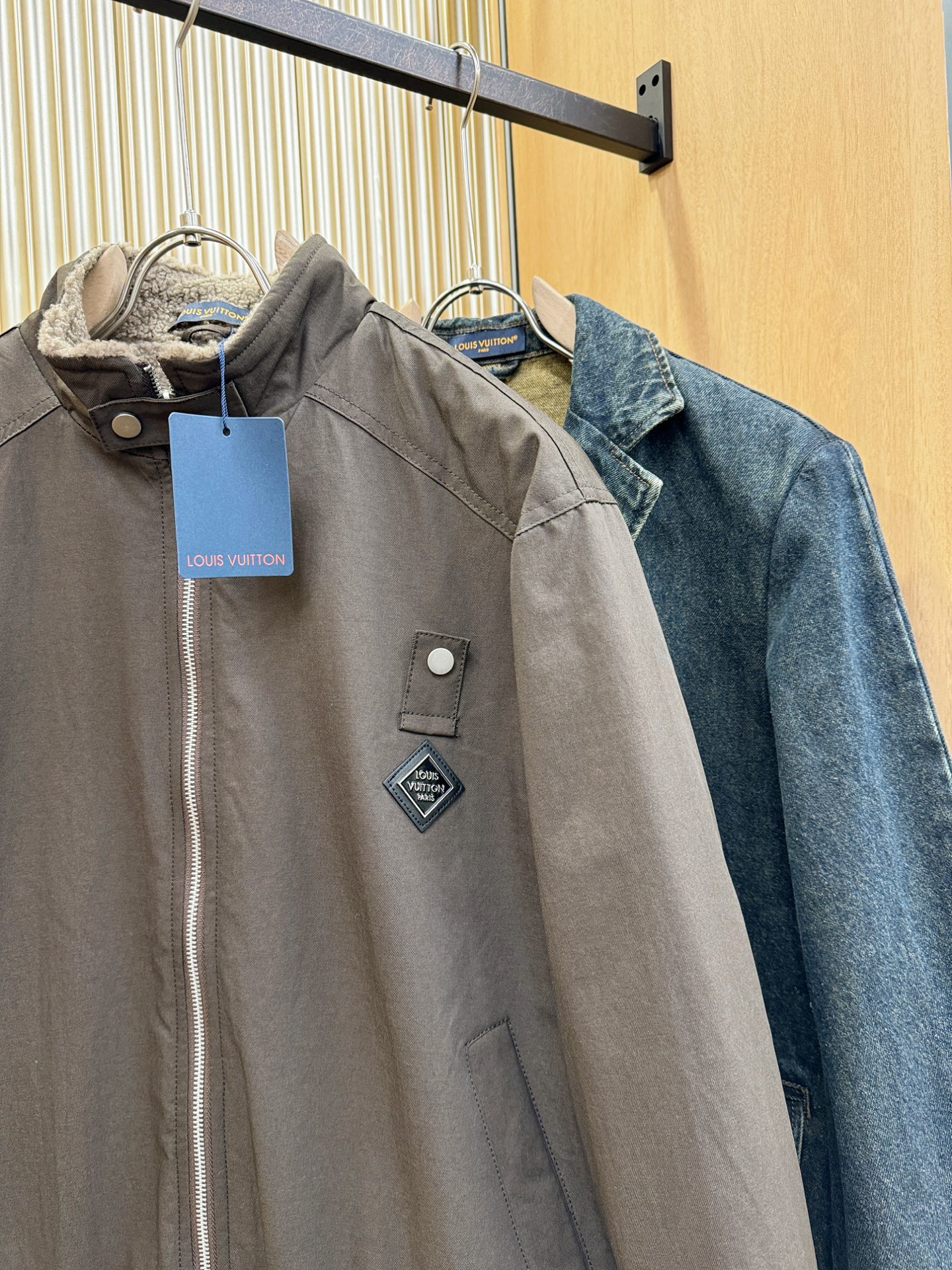 LV路易威登2025新款外套，秀场新品，加绒加厚，品相非常完美，专柜高科技防水面料，内里舒适保暖，色泽饱