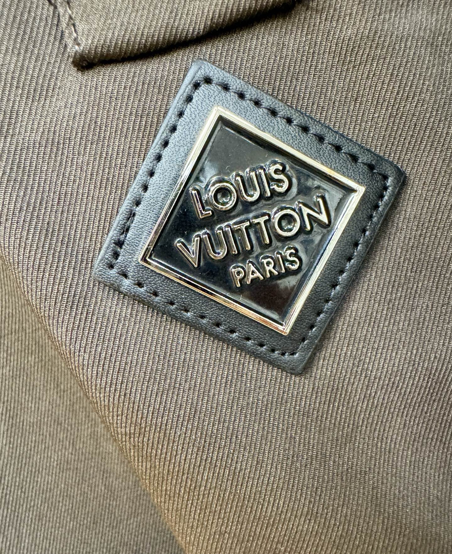 LV路易威登2025新款外套，秀场新品，加绒加厚，品相非常完美，专柜高科技防水面料，内里舒适保暖，色泽饱