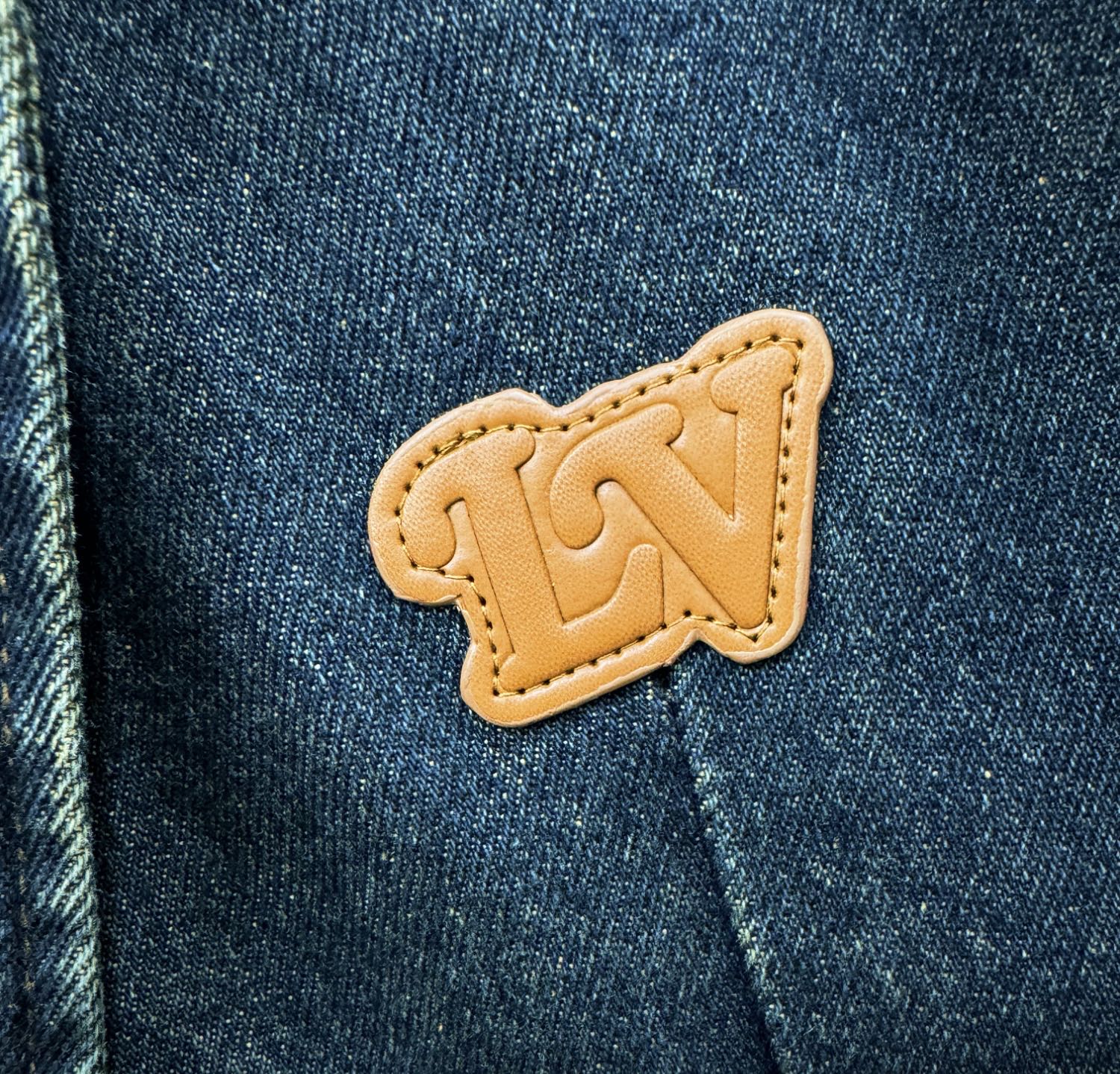 LV路易威登 2025新品男女同款牛仔外套，时装圈人气极为火热的单品，是时尚大咖们最炙手可热扭造型的必入