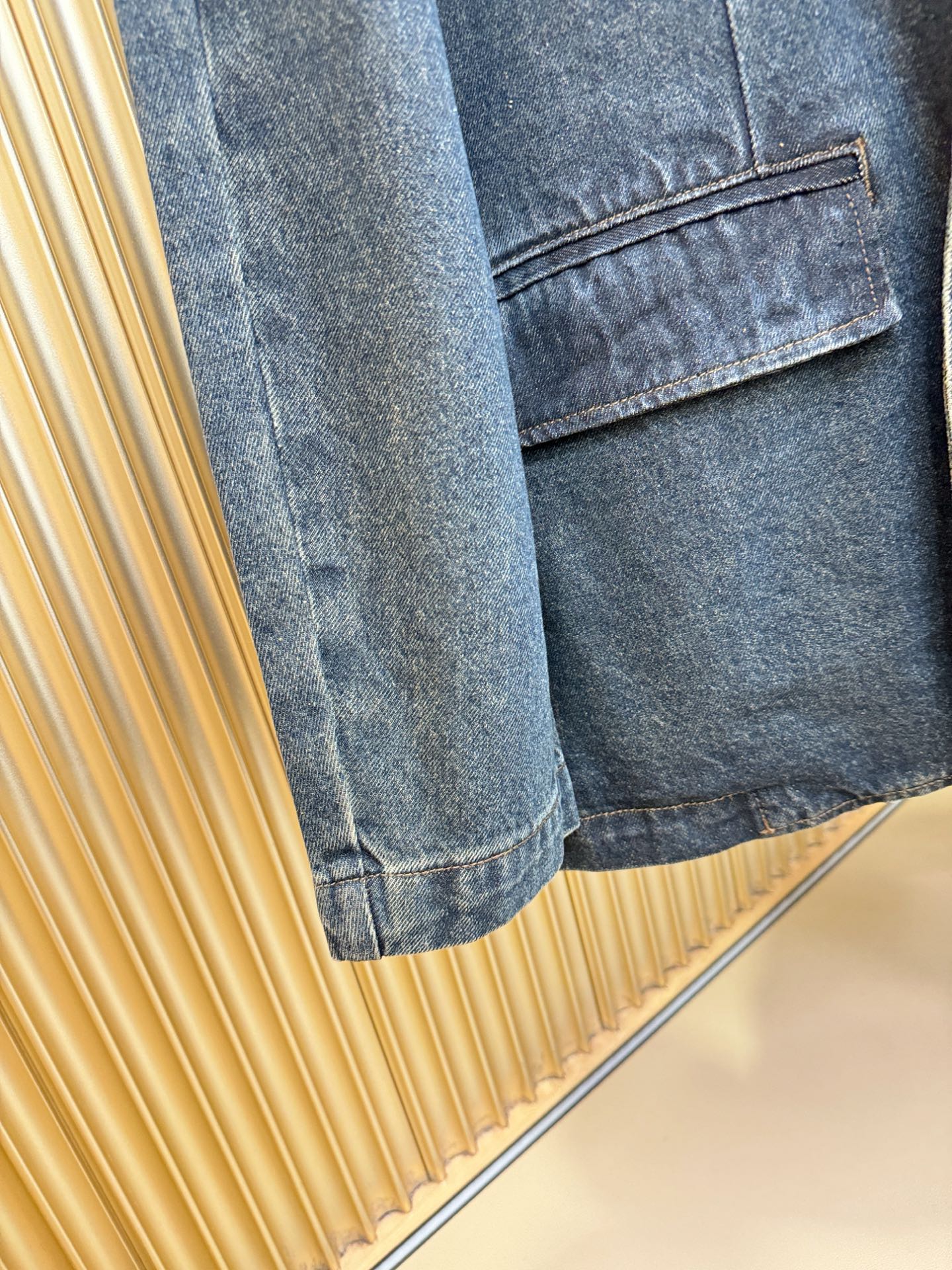 LV路易威登 2025新品男女同款牛仔外套，时装圈人气极为火热的单品，是时尚大咖们最炙手可热扭造型的必入