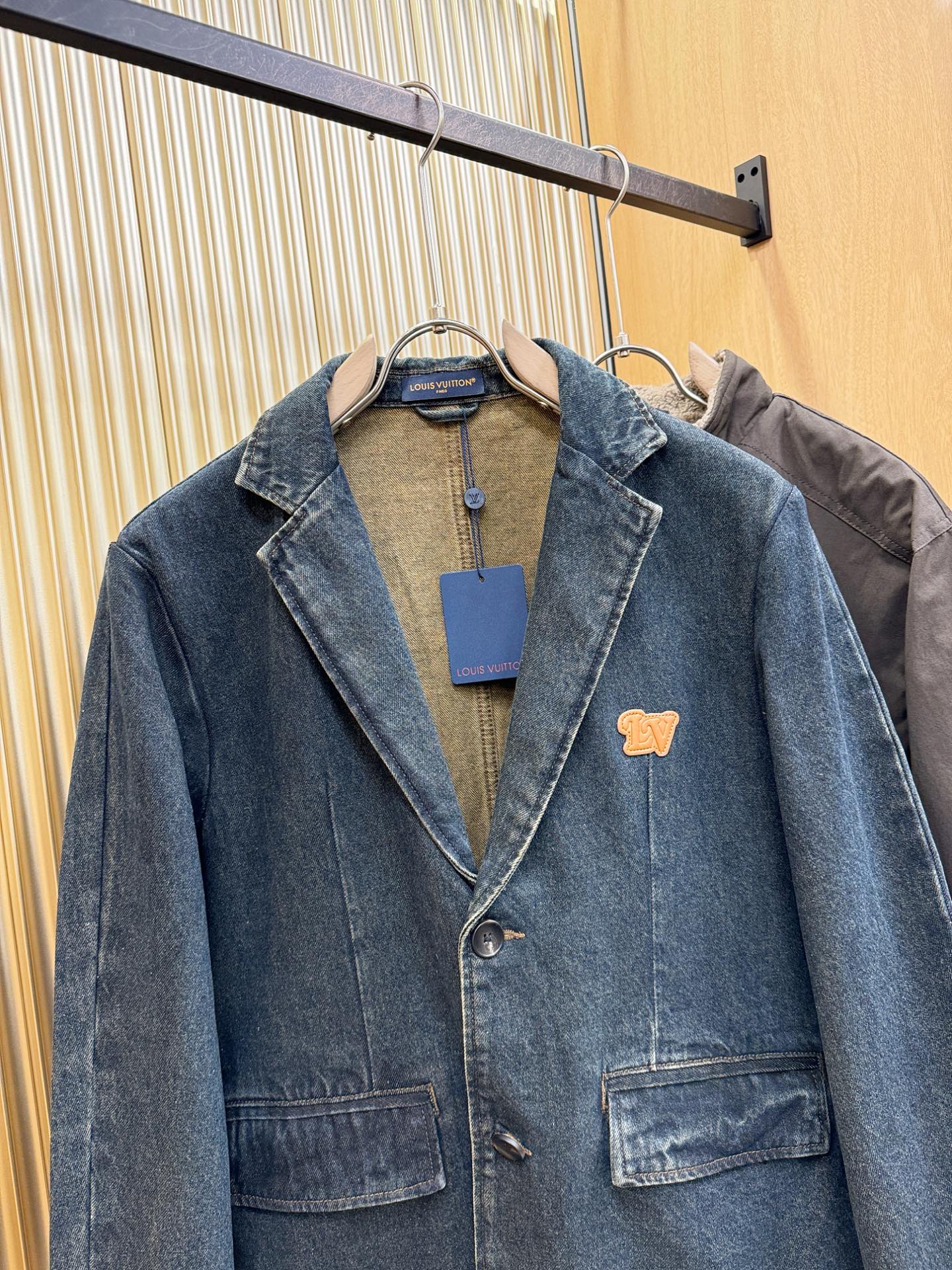 LV路易威登 2025新品男女同款牛仔外套，时装圈人气极为火热的单品，是时尚大咖们最炙手可热扭造型的必入