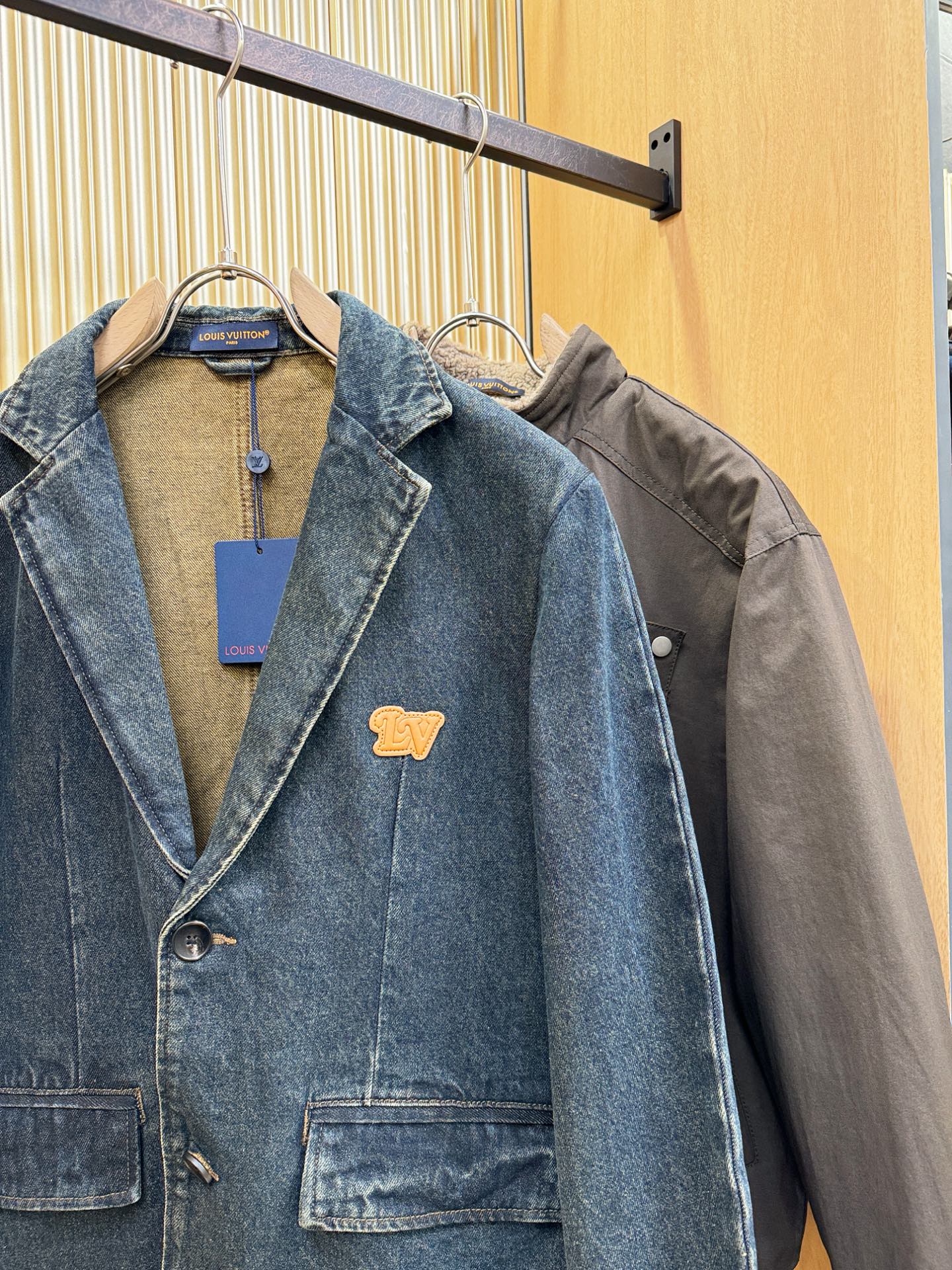 LV路易威登 2025新品男女同款牛仔外套，时装圈人气极为火热的单品，是时尚大咖们最炙手可热扭造型的必入