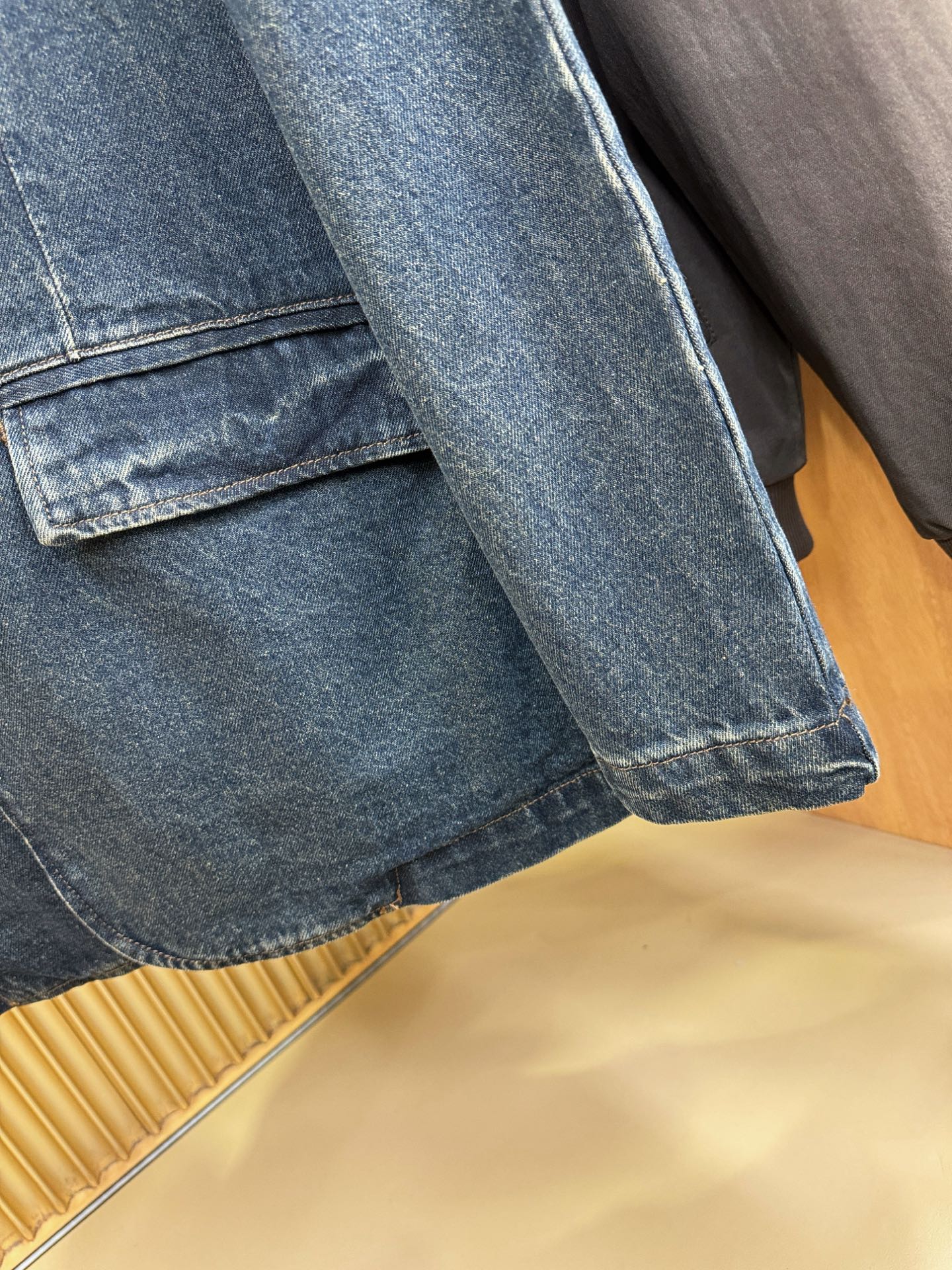 LV路易威登 2025新品男女同款牛仔外套，时装圈人气极为火热的单品，是时尚大咖们最炙手可热扭造型的必入