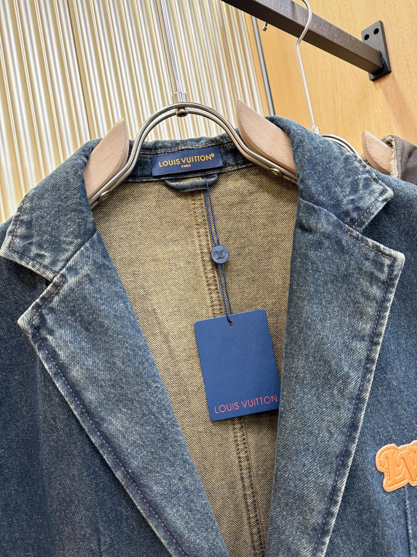 LV路易威登 2025新品男女同款牛仔外套，时装圈人气极为火热的单品，是时尚大咖们最炙手可热扭造型的必入