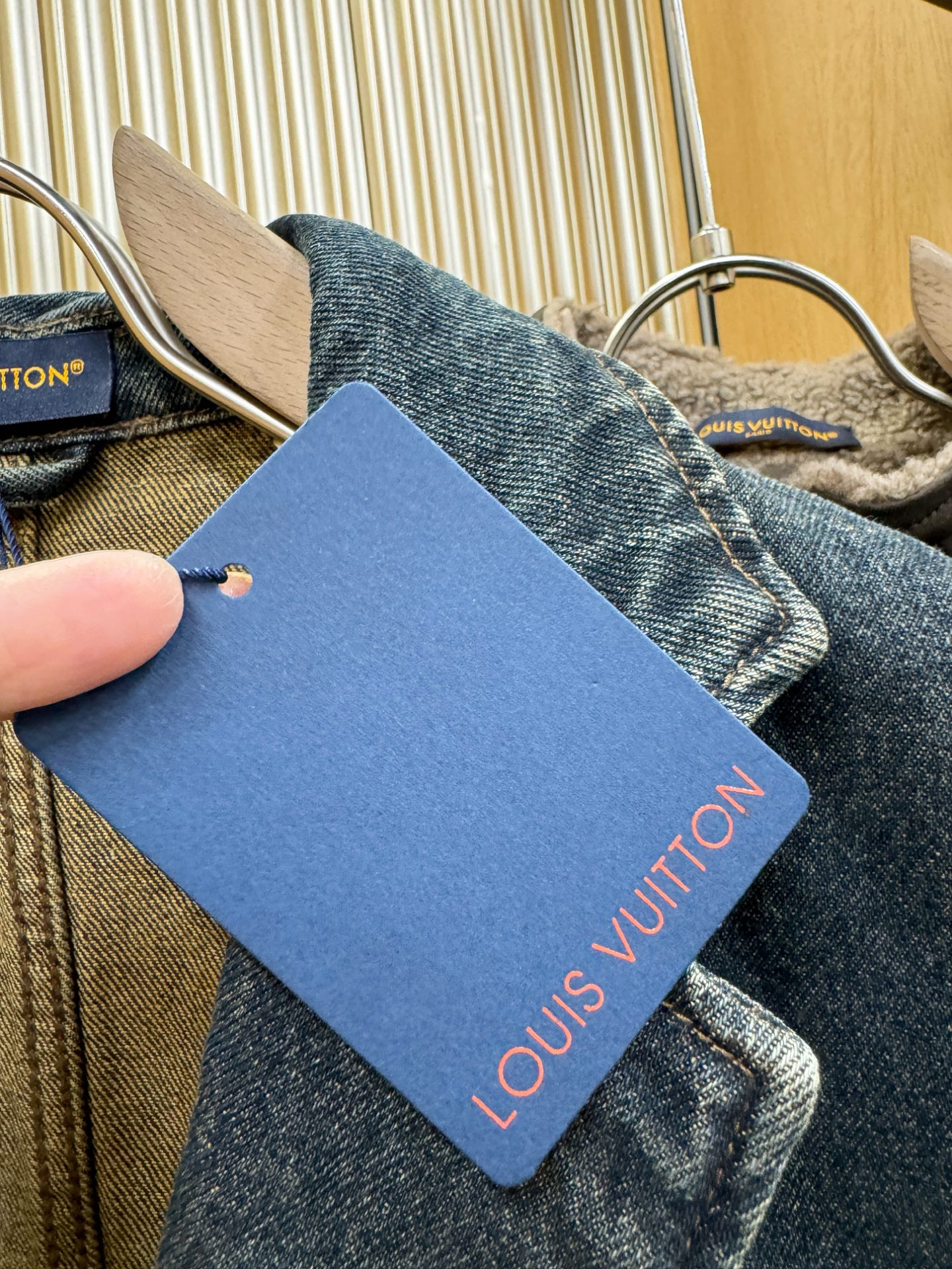 LV路易威登 2025新品男女同款牛仔外套，时装圈人气极为火热的单品，是时尚大咖们最炙手可热扭造型的必入