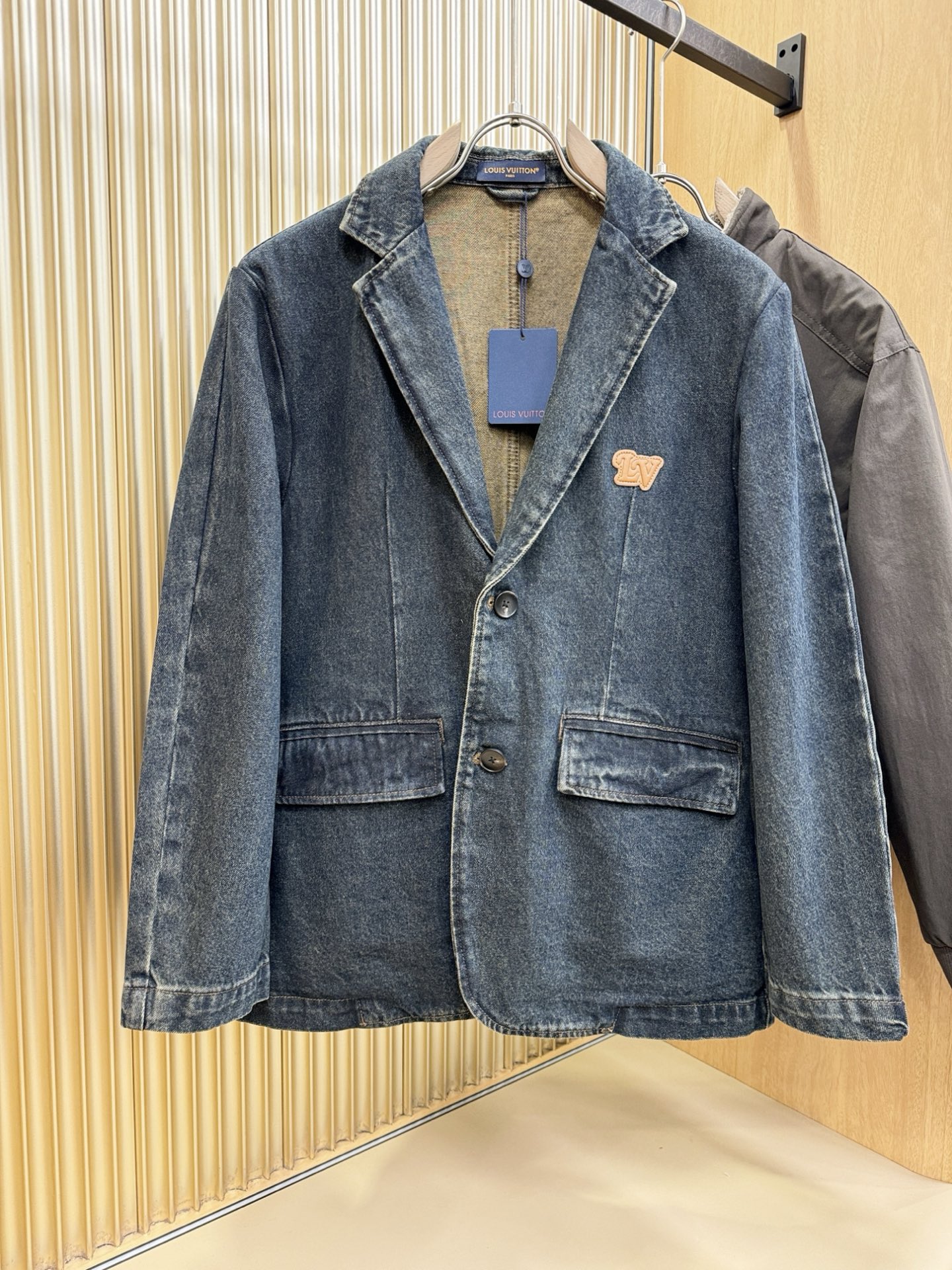 LV路易威登 2025新品男女同款牛仔外套，时装圈人气极为火热的单品，是时尚大咖们最炙手可热扭造型的必入