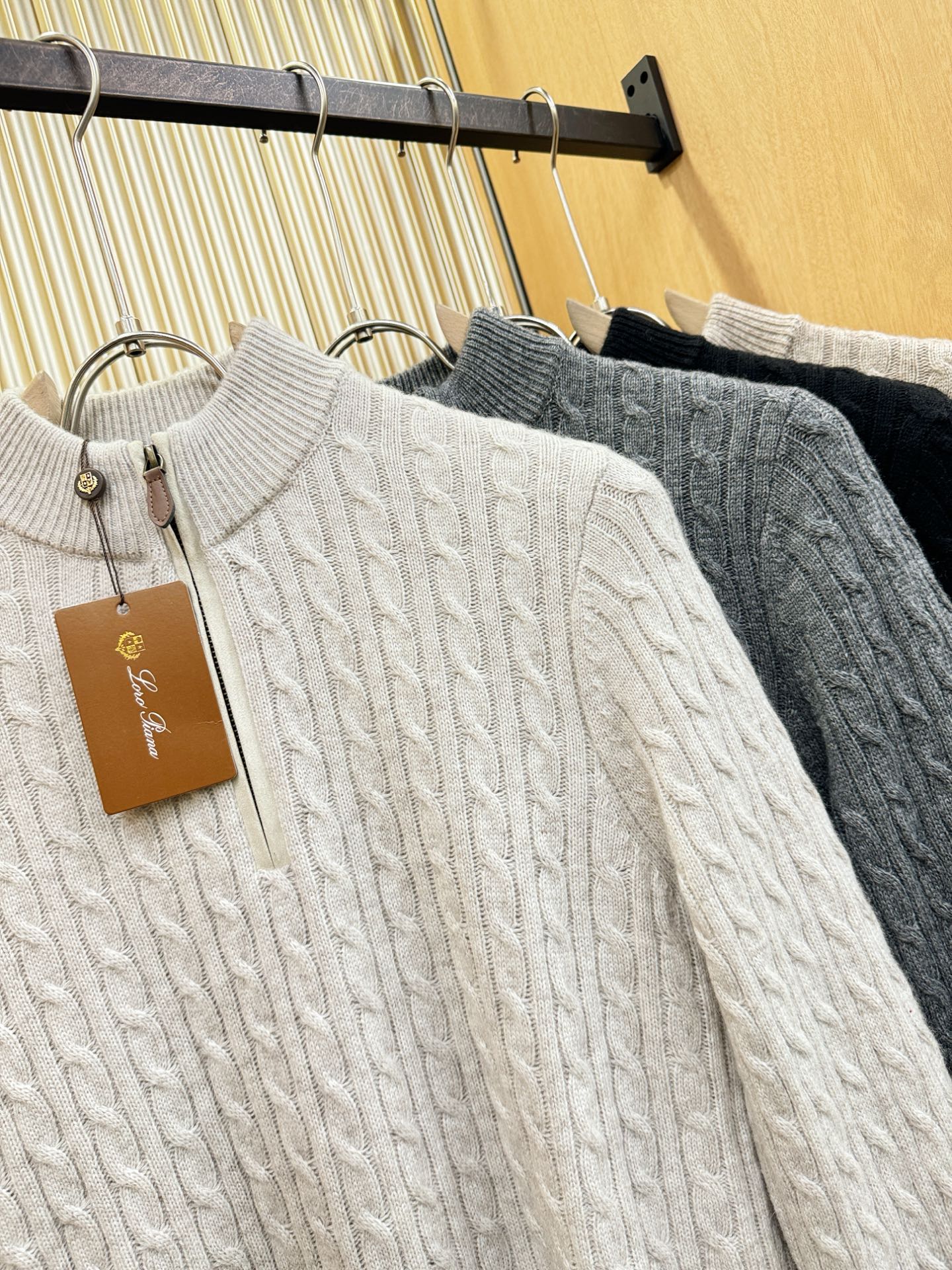 Loro Piana诺悠翩雅 2025秋冬新款羊绒毛衣，顶级羊绒面料，logo图案设计，胸前logo设计