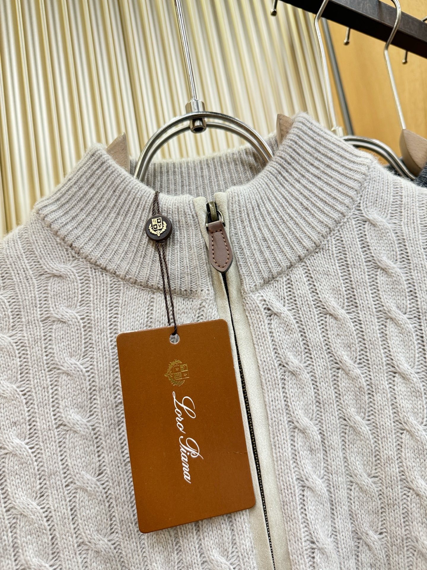 Loro Piana诺悠翩雅 2025秋冬新款羊绒毛衣，顶级羊绒面料，logo图案设计，胸前logo设计