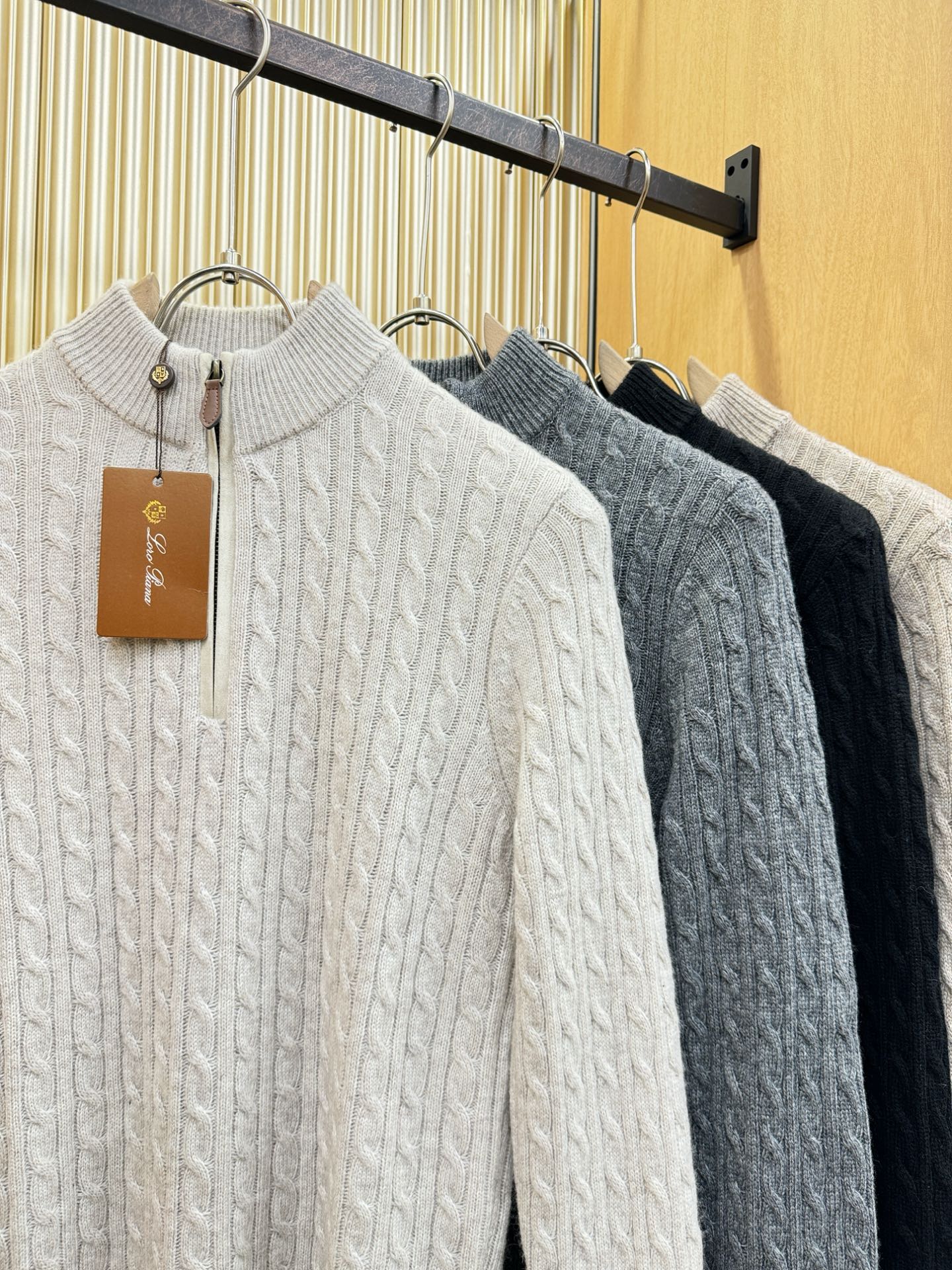 Loro Piana诺悠翩雅 2025秋冬新款羊绒毛衣，顶级羊绒面料，logo图案设计，胸前logo设计