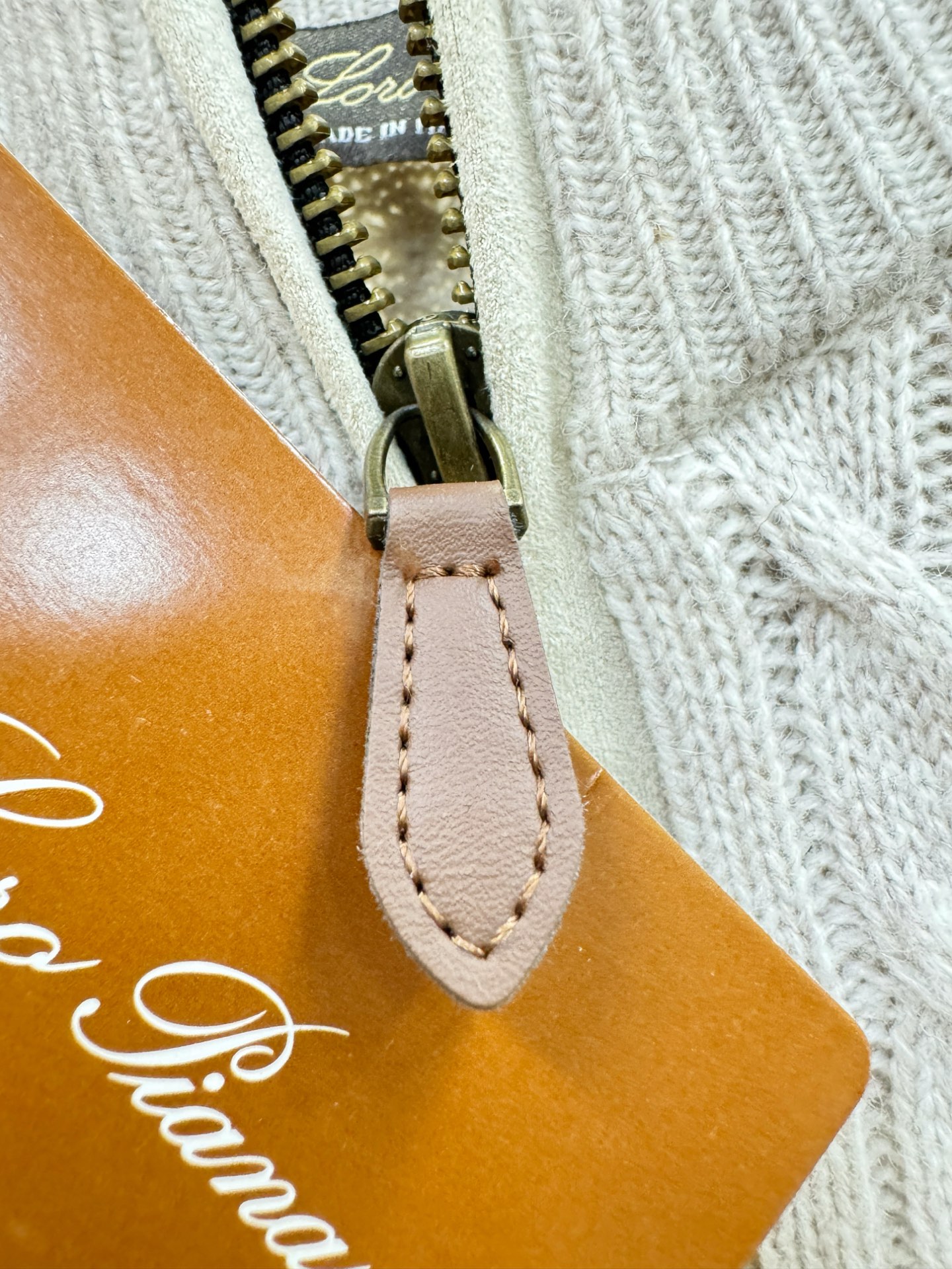 Loro Piana诺悠翩雅 2025秋冬新款羊绒毛衣，顶级羊绒面料，logo图案设计，胸前logo设计