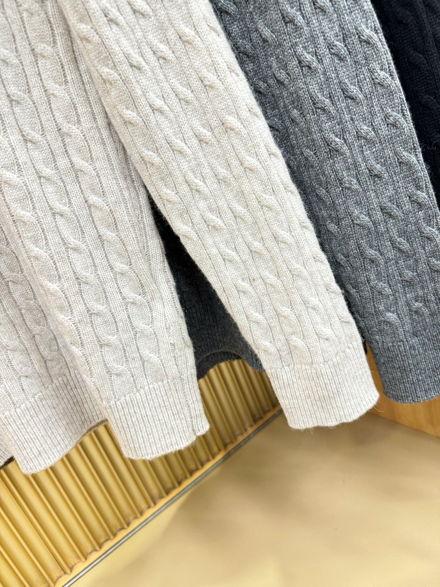 Loro Piana诺悠翩雅 2025秋冬新款羊绒毛衣，顶级羊绒面料，logo图案设计，胸前logo设计