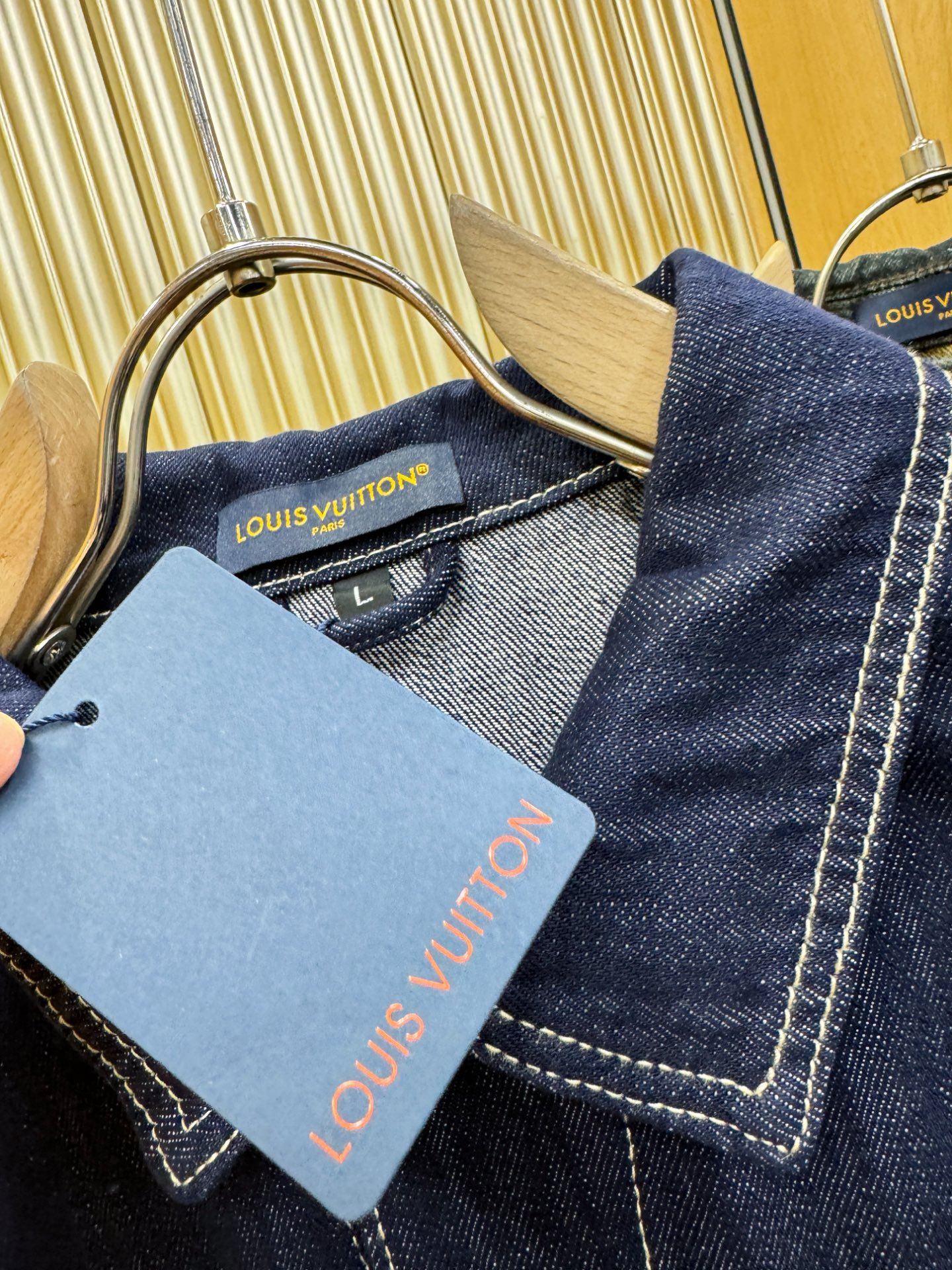 LV路易威登 2025新品男女同款牛仔外套，时装圈人气极为火热的单品，是时尚大咖们最炙手可热扭造型的必入