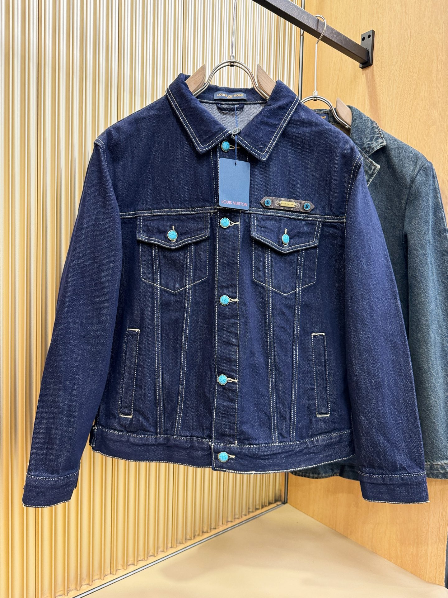 LV路易威登 2025新品男女同款牛仔外套，时装圈人气极为火热的单品，是时尚大咖们最炙手可热扭造型的必入