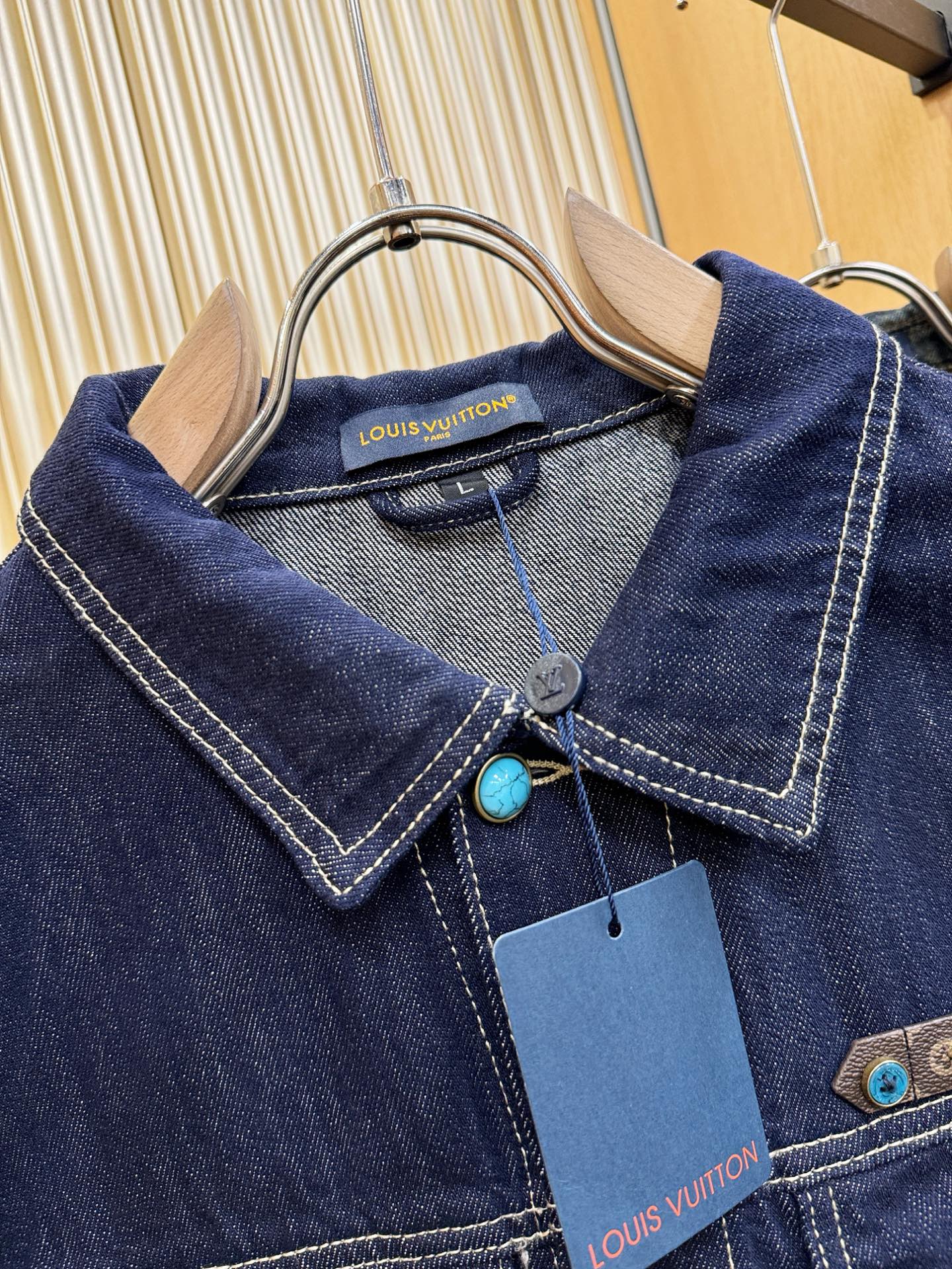 LV路易威登 2025新品男女同款牛仔外套，时装圈人气极为火热的单品，是时尚大咖们最炙手可热扭造型的必入