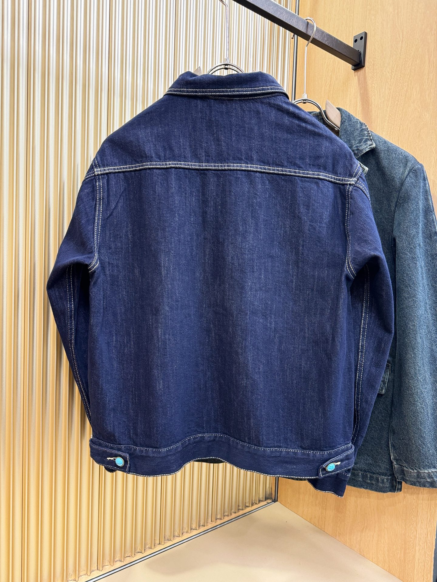 LV路易威登 2025新品男女同款牛仔外套，时装圈人气极为火热的单品，是时尚大咖们最炙手可热扭造型的必入