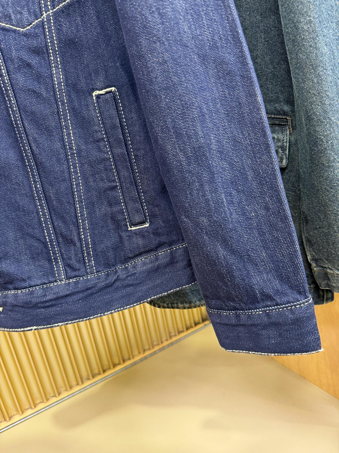 LV路易威登 2025新品男女同款牛仔外套，时装圈人气极为火热的单品，是时尚大咖们最炙手可热扭造型的必入