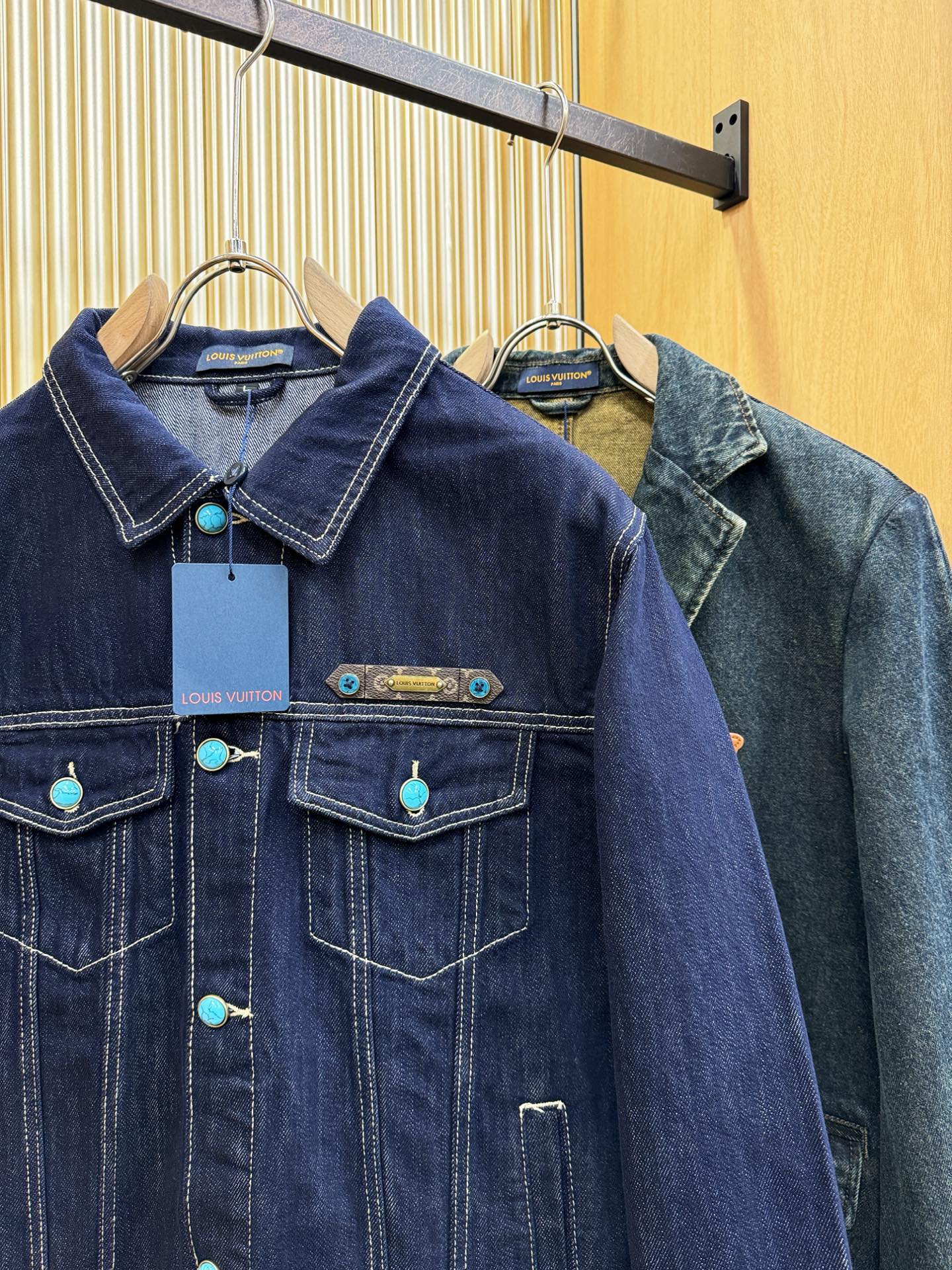 LV路易威登 2025新品男女同款牛仔外套，时装圈人气极为火热的单品，是时尚大咖们最炙手可热扭造型的必入