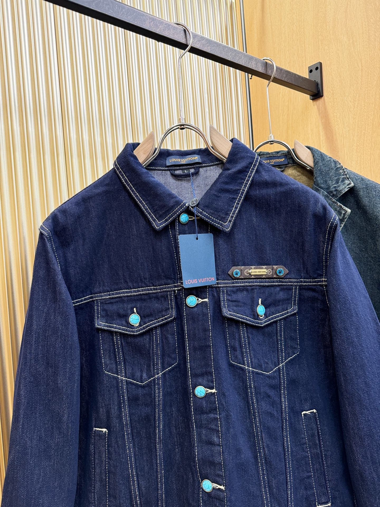 LV路易威登 2025新品男女同款牛仔外套，时装圈人气极为火热的单品，是时尚大咖们最炙手可热扭造型的必入